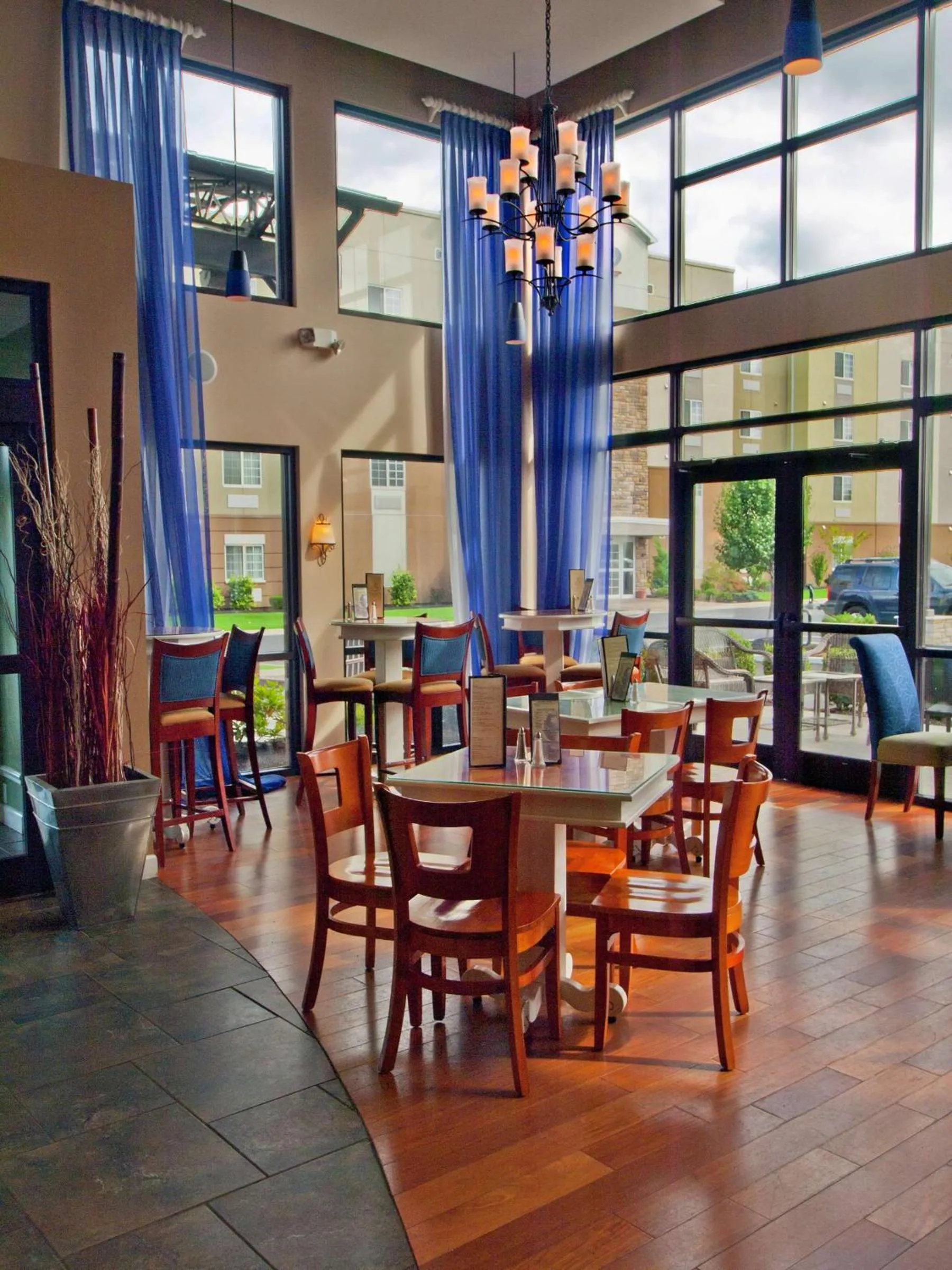 Restaurant/places to eat in DoubleTree by Hilton Buffalo-Amherst