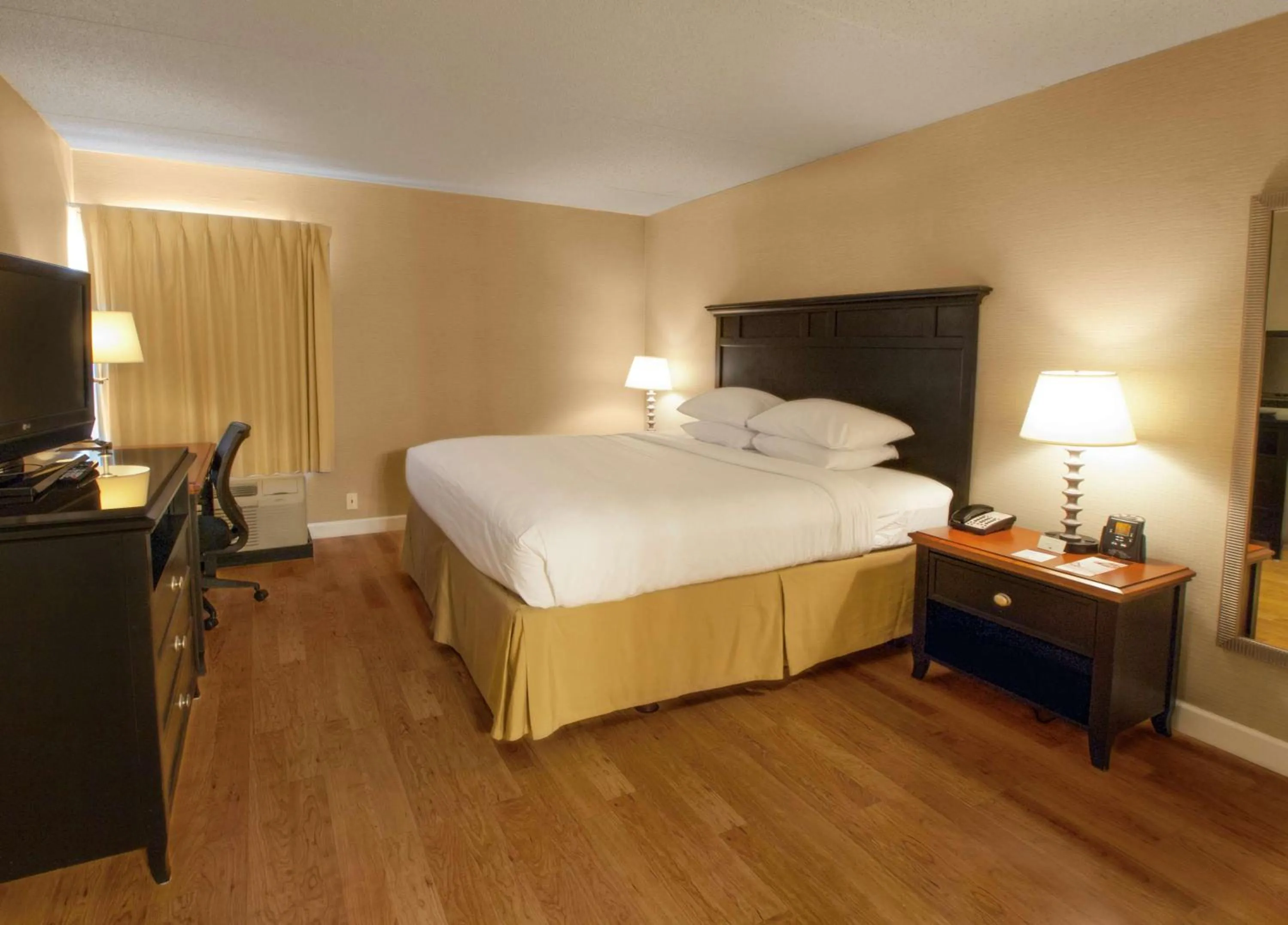 Bedroom, Bed in DoubleTree by Hilton Buffalo-Amherst