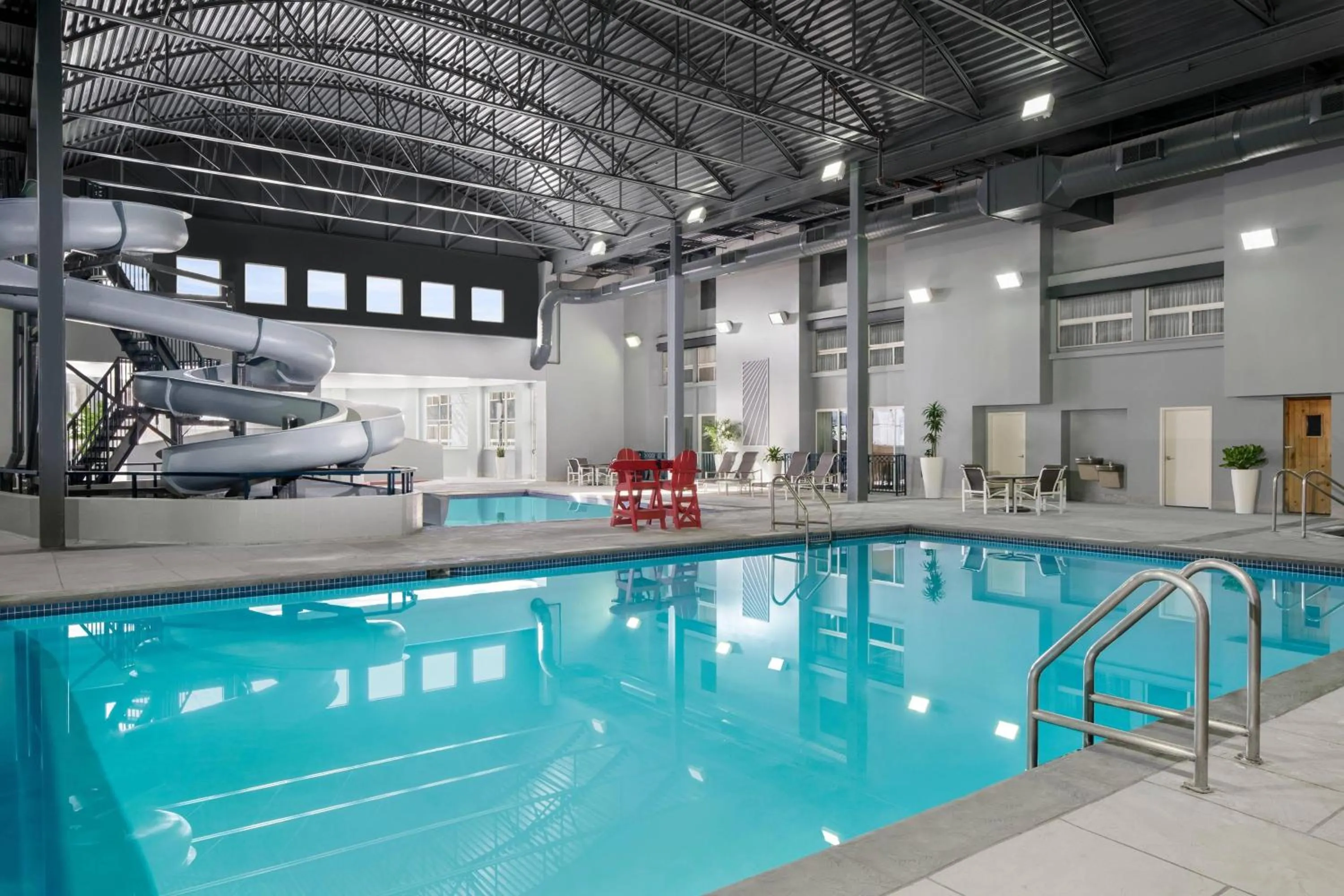 Swimming pool in Delta Hotels by Marriott Green Bay