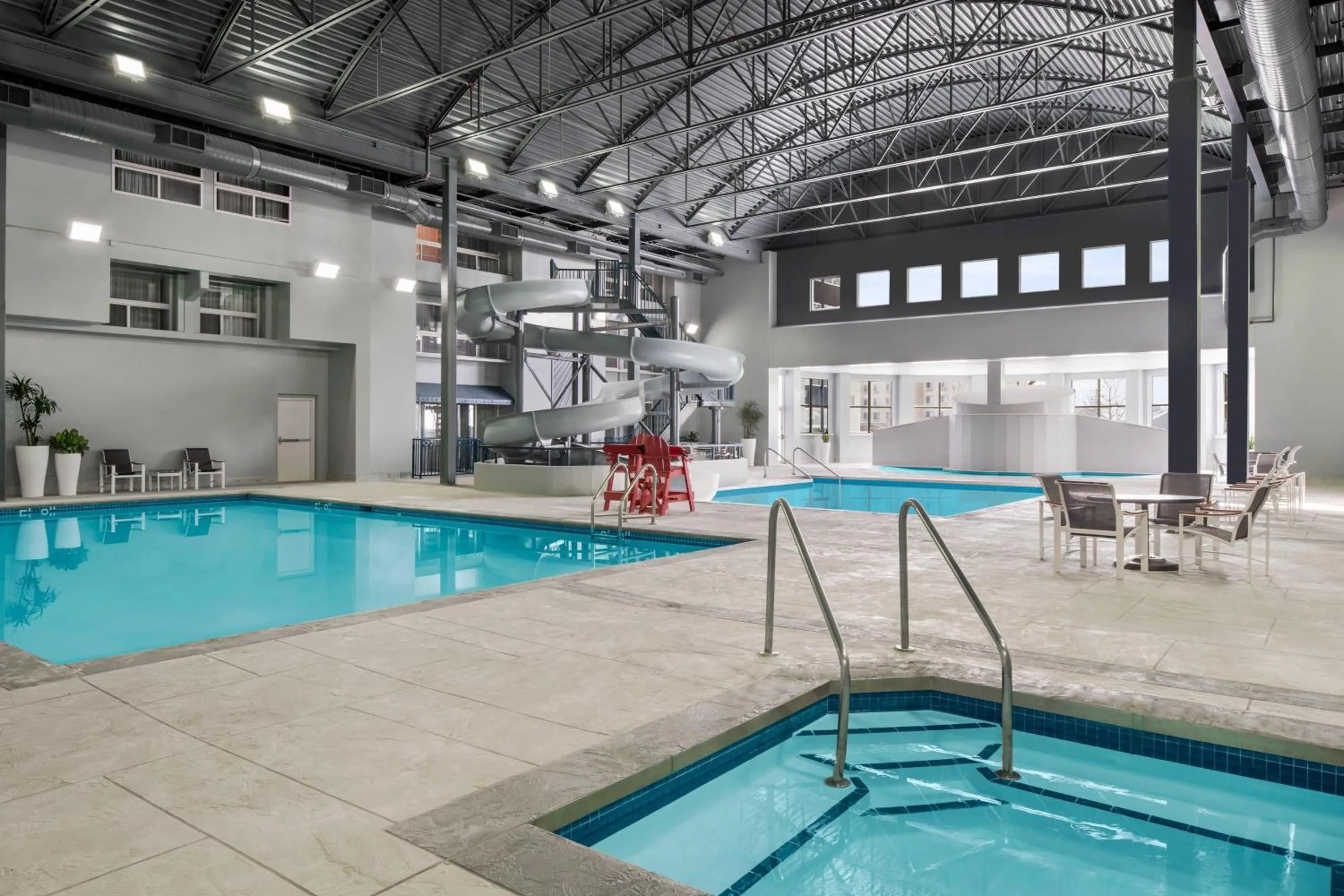 Swimming pool in Delta Hotels by Marriott Green Bay