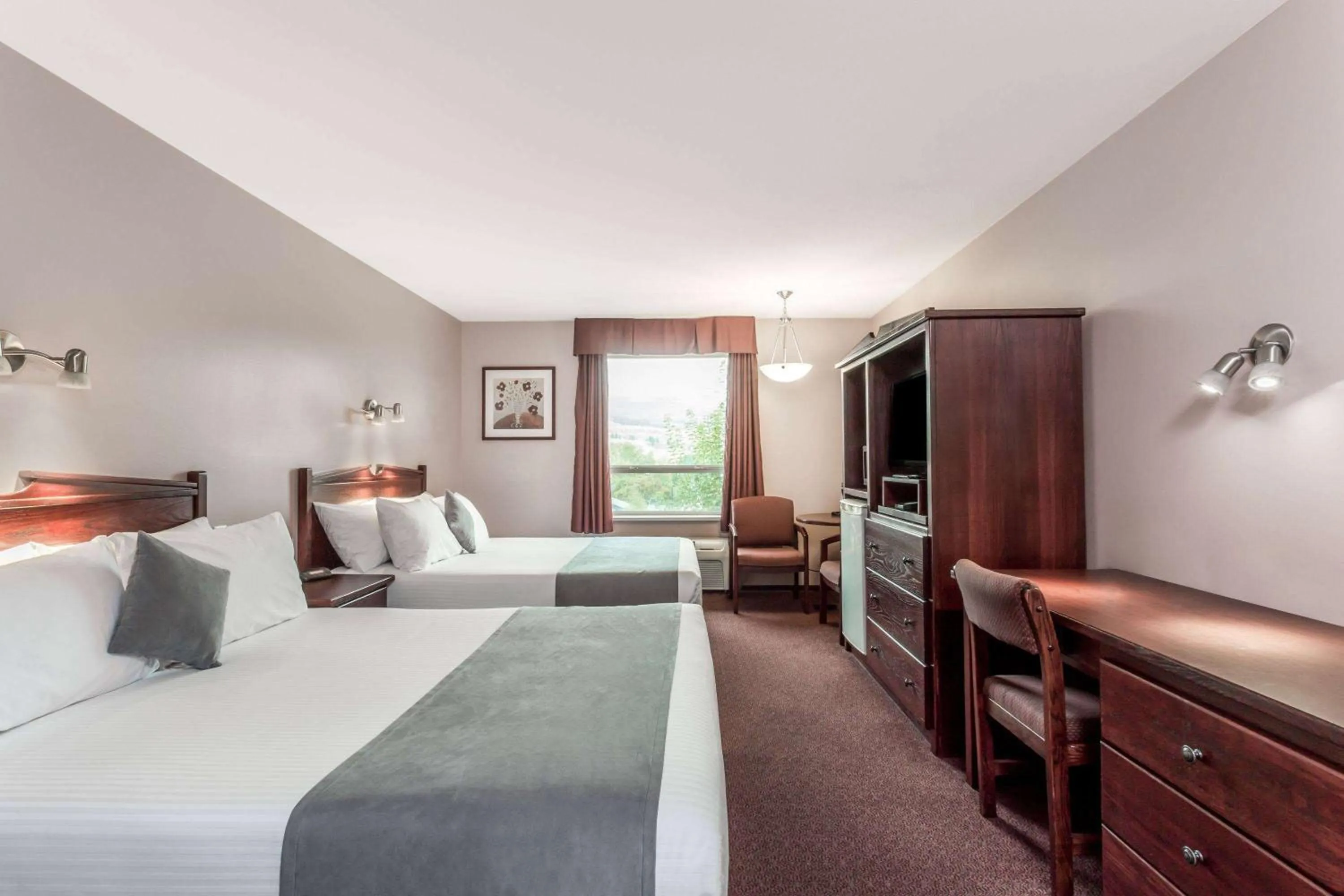 Photo of the whole room, Bed in Super 8 by Wyndham Lake Country/Winfield Area