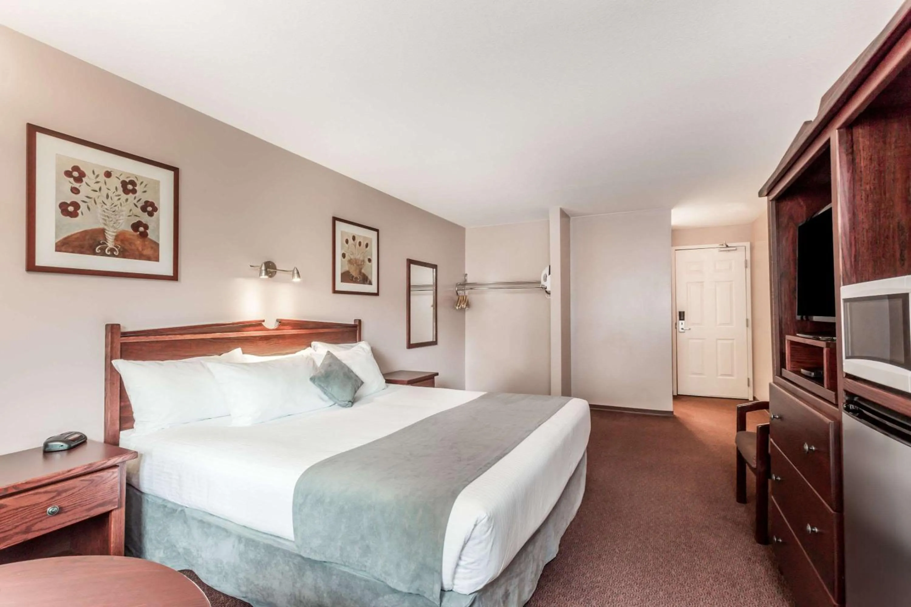 On site, Bed in Super 8 by Wyndham Lake Country/Winfield Area