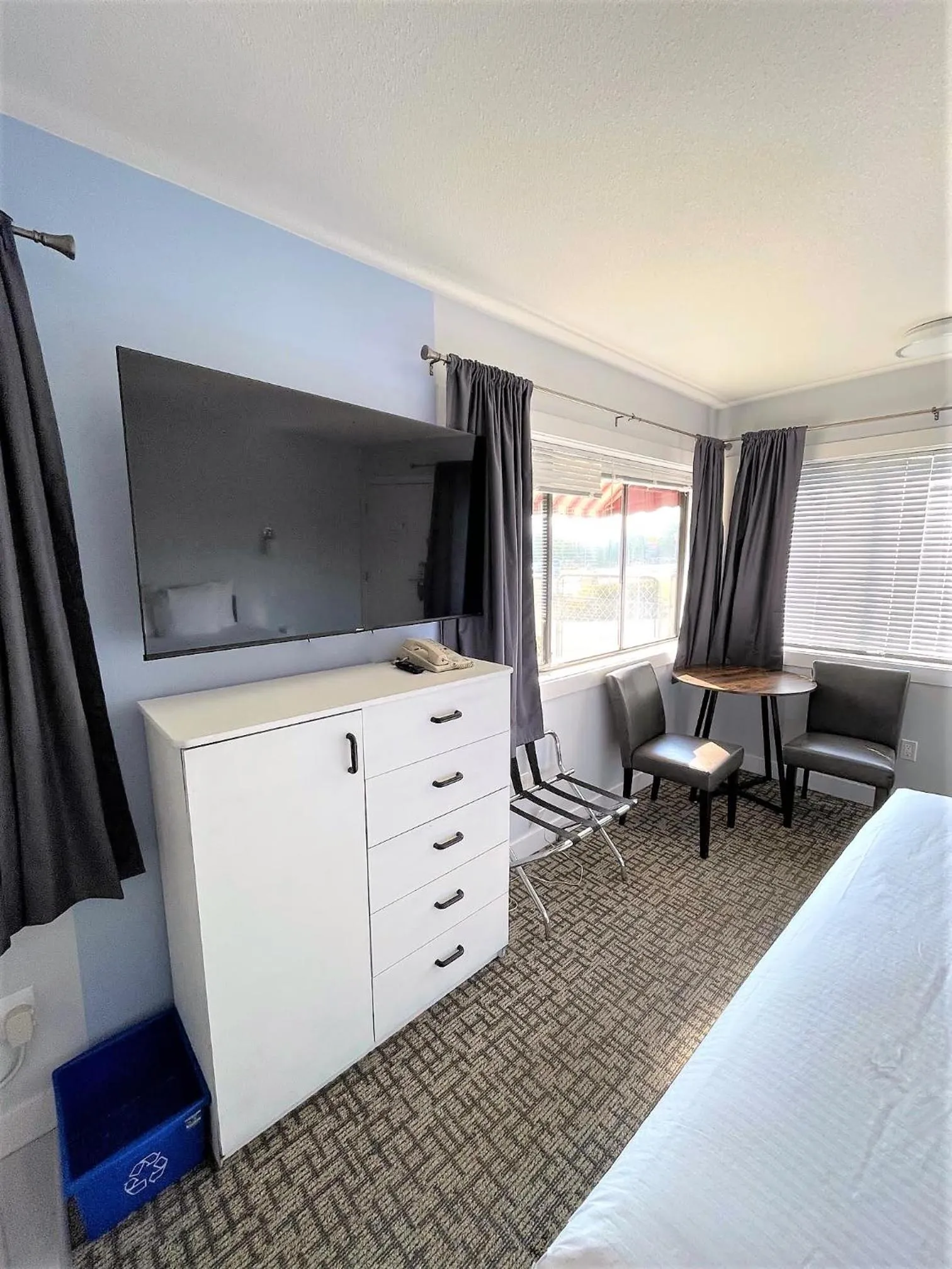 Bed in Super 8 by Wyndham Lake Country/Winfield Area