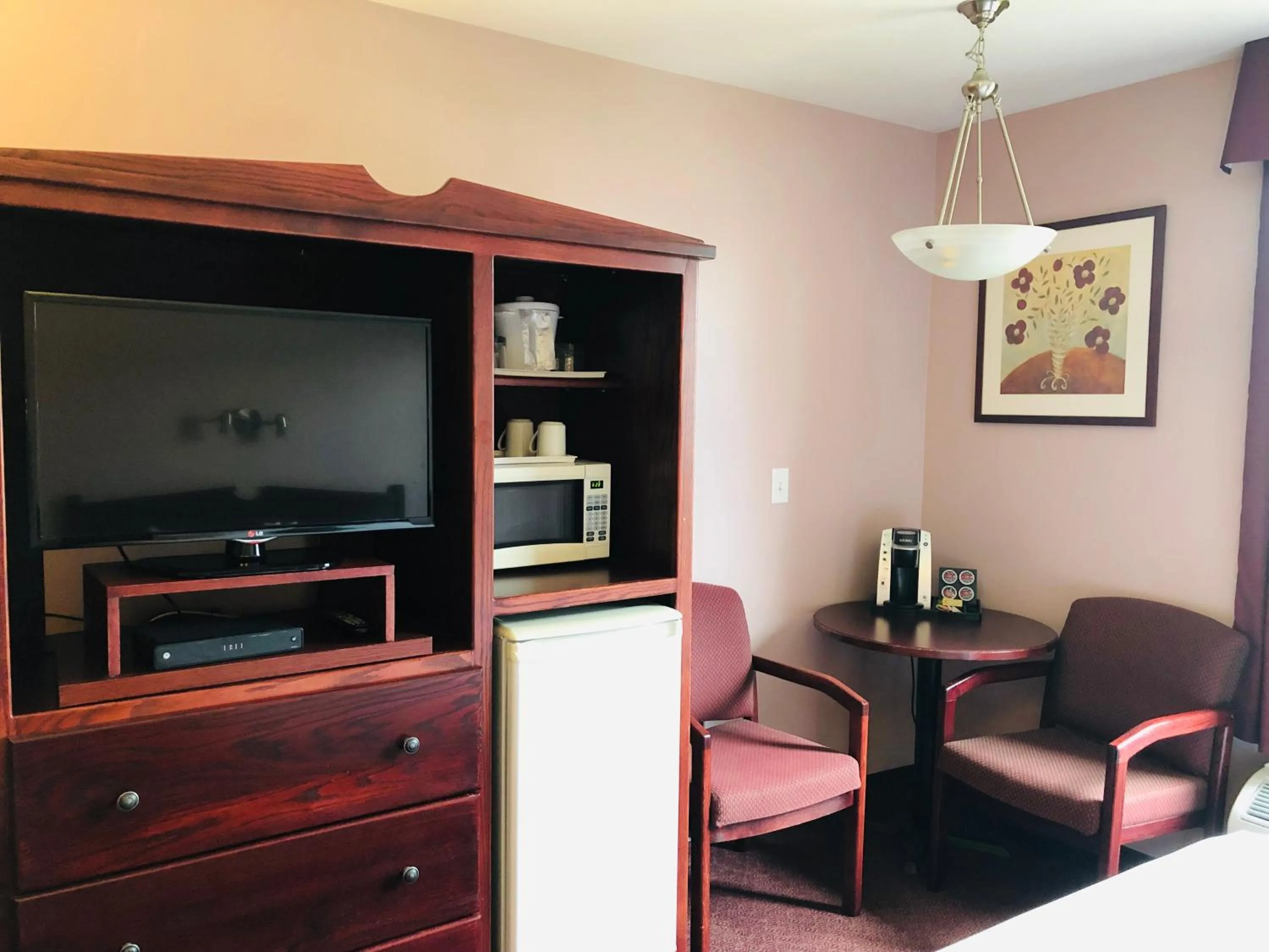 Queen Room with Two Queen Beds - Non-Smoking in Super 8 by Wyndham Lake Country/Winfield Area
