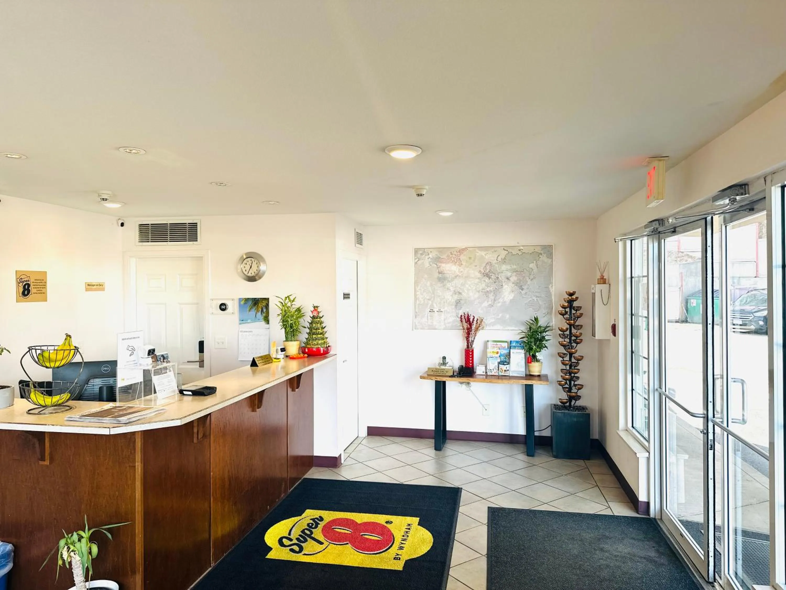 Lobby or reception in Super 8 by Wyndham Lake Country/Winfield Area