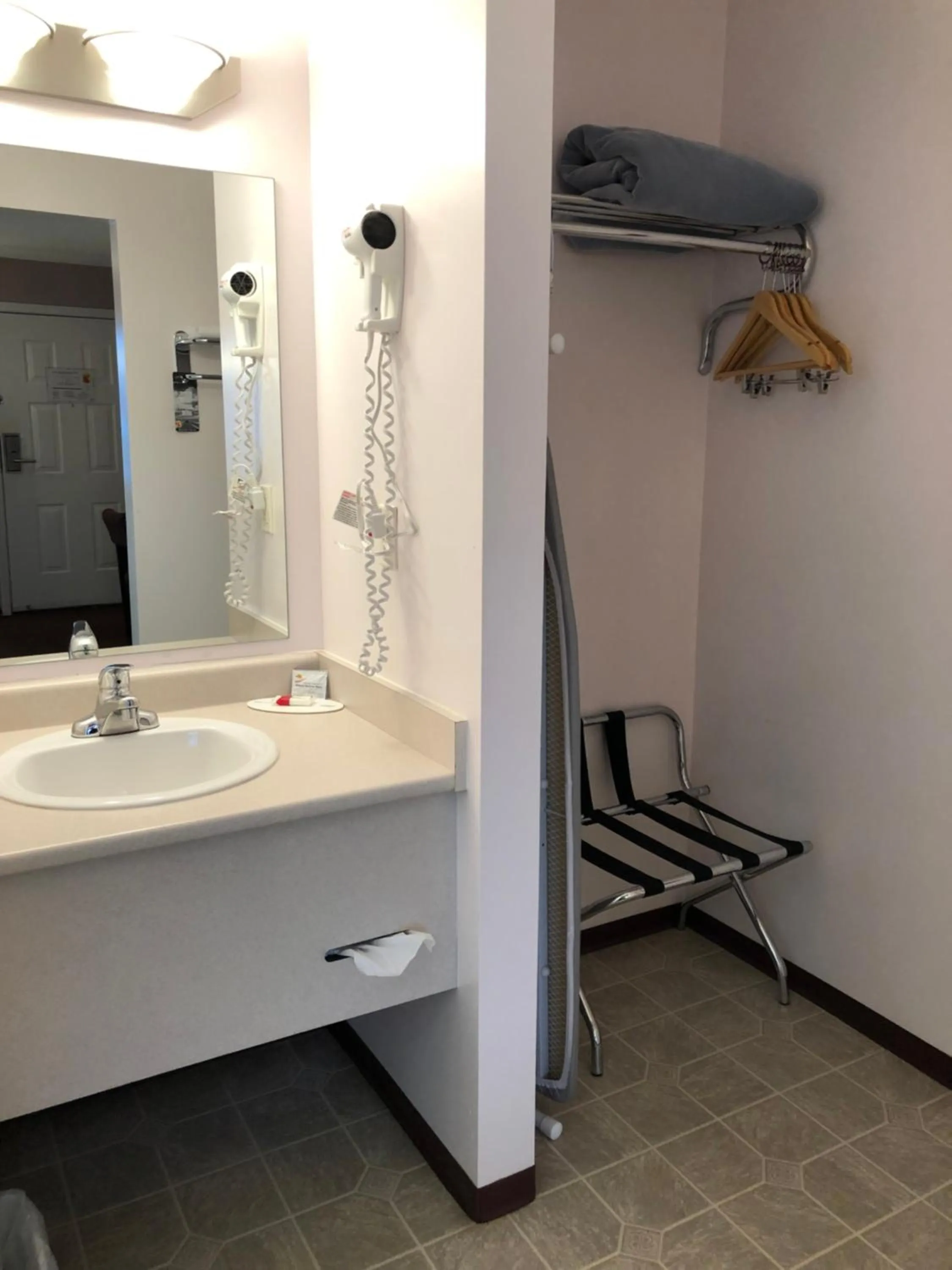 Super 8 by Wyndham Lake Country/Winfield Area