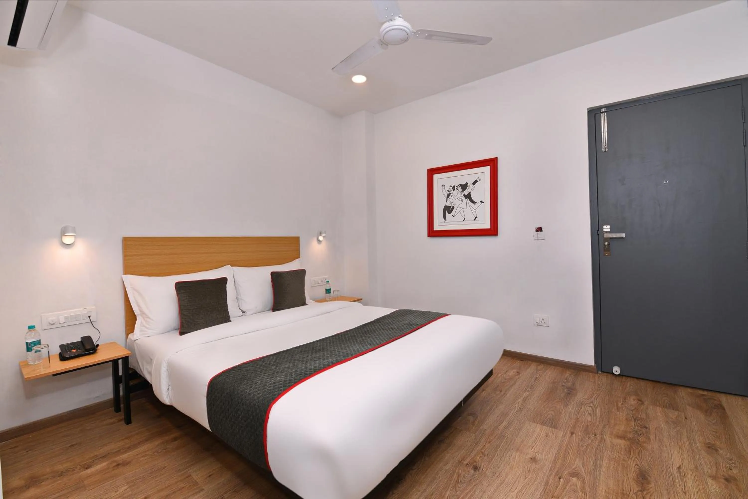 Bedroom in Super Townhouse Function Inn Near Chaudhary Charan Singh International Airport