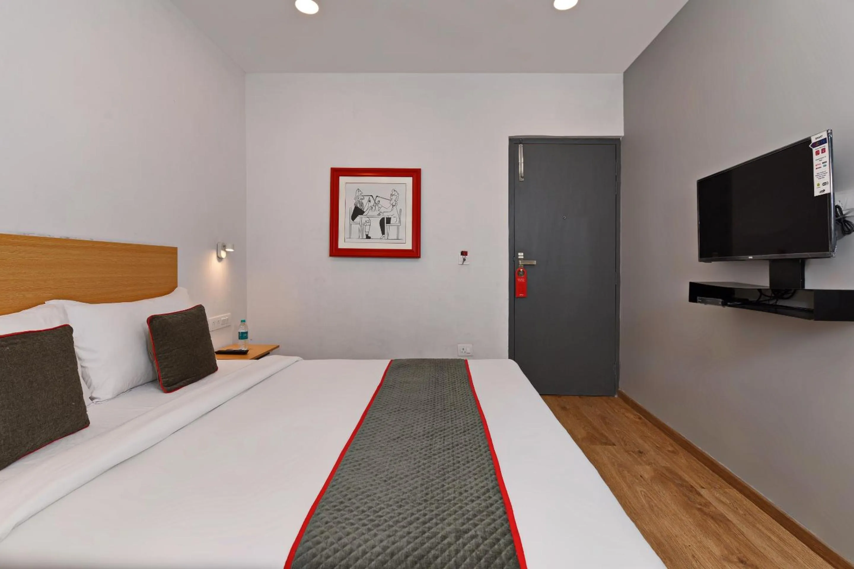 Bedroom in Super Townhouse Function Inn Near Chaudhary Charan Singh International Airport