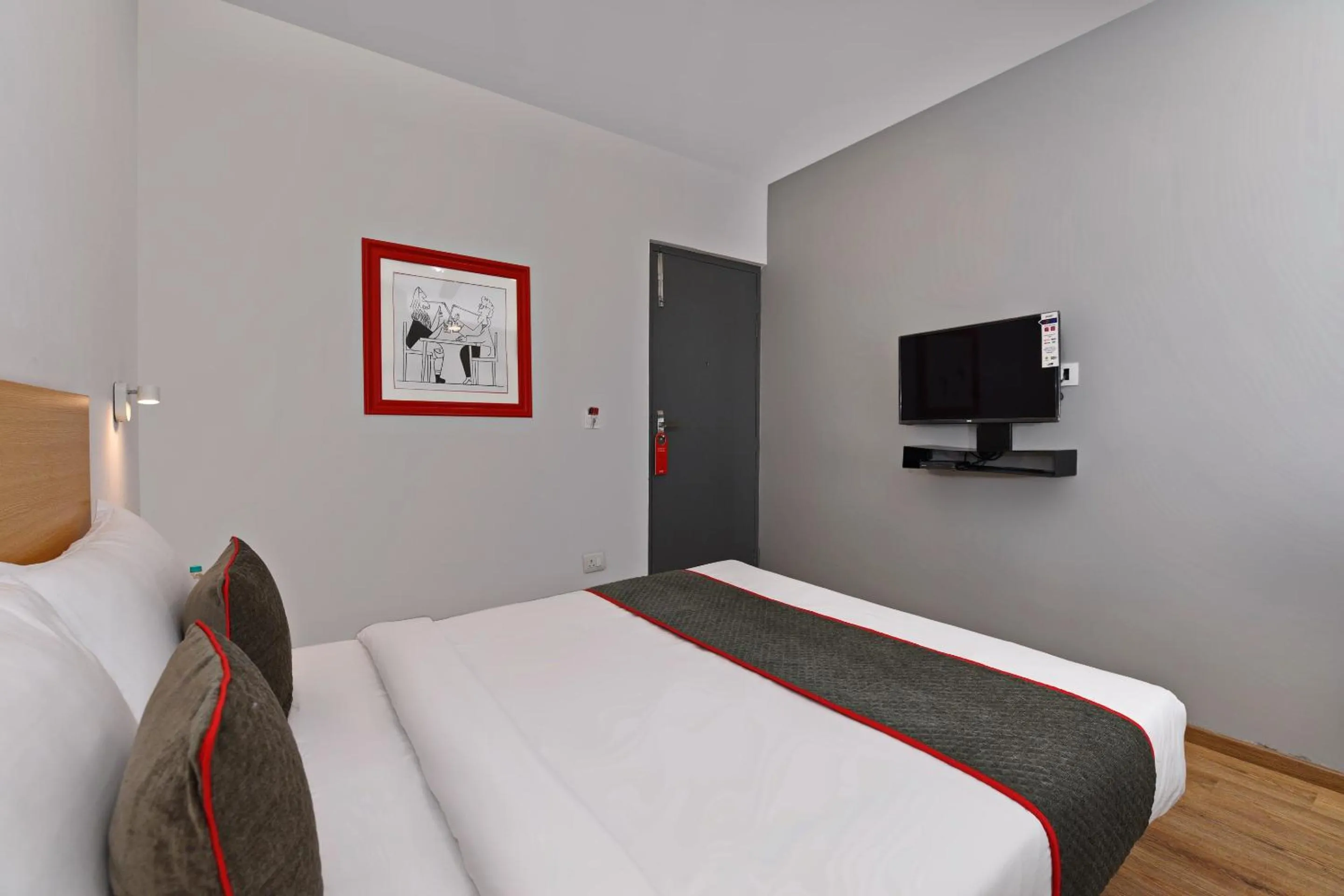 Bedroom in Super Townhouse Function Inn Near Chaudhary Charan Singh International Airport