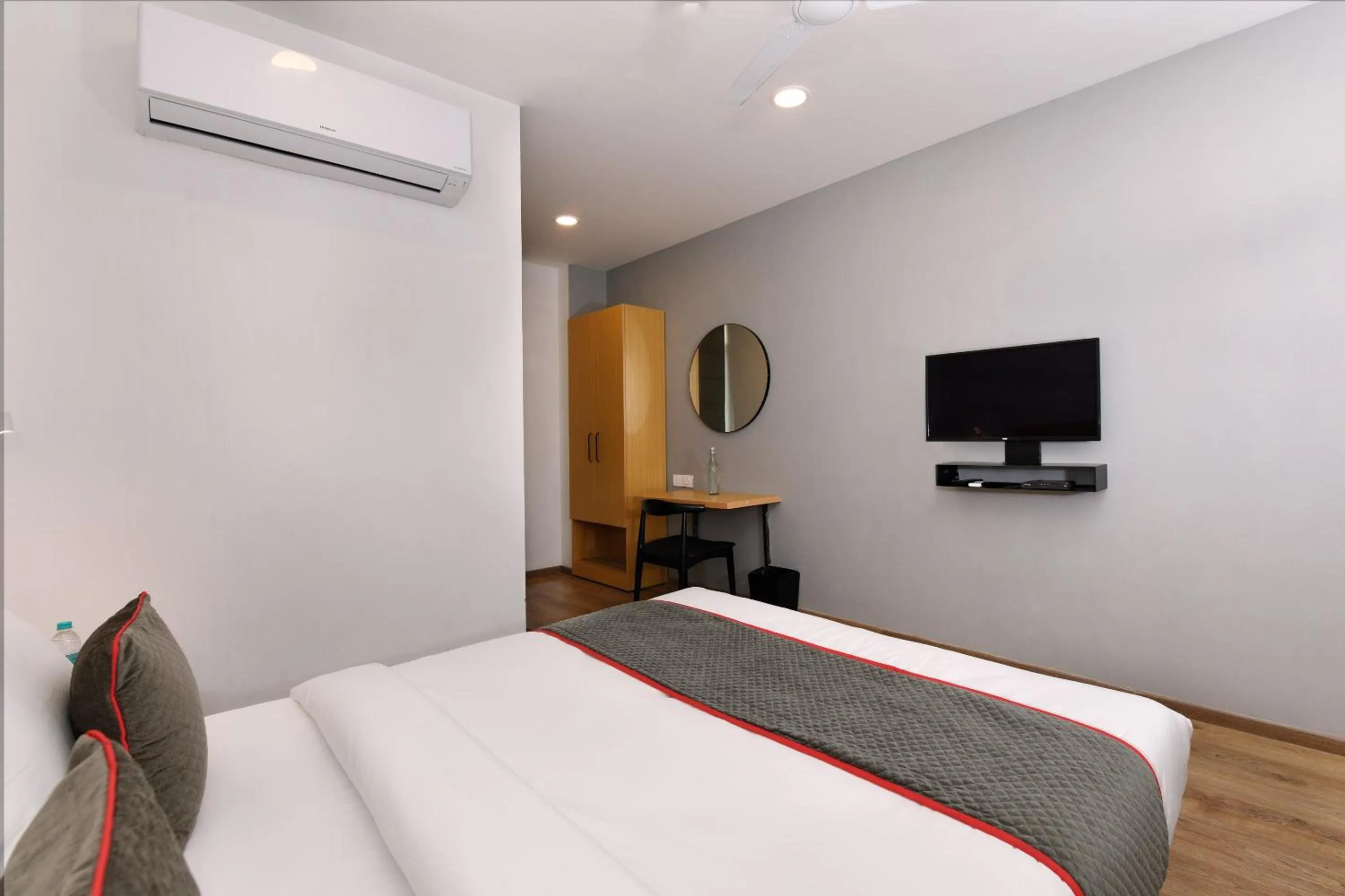 Bedroom in Super Townhouse Function Inn Near Chaudhary Charan Singh International Airport