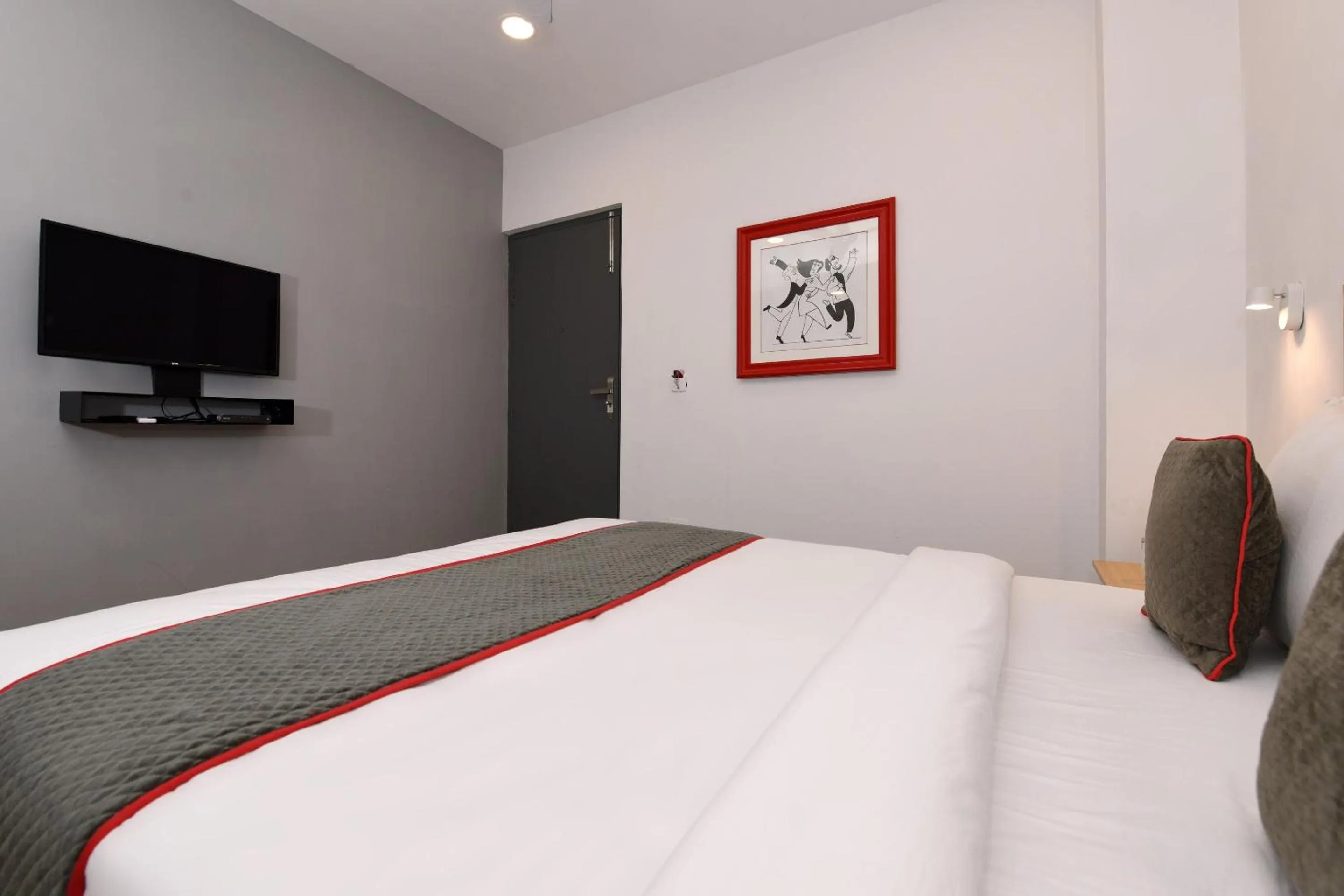 Bedroom in Super Townhouse Function Inn Near Chaudhary Charan Singh International Airport
