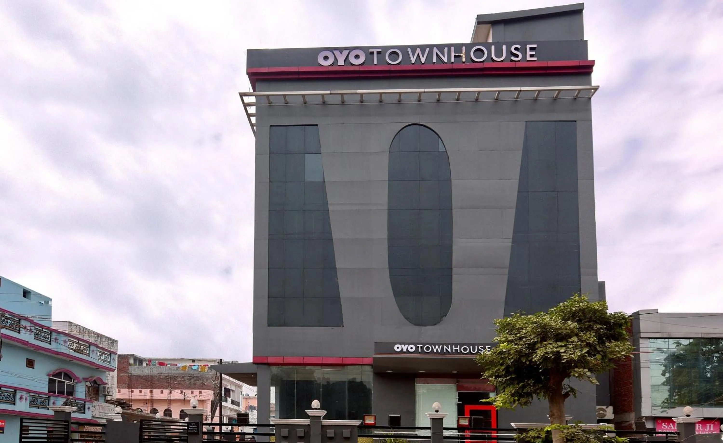 Facade/entrance in Super Townhouse Function Inn Near Chaudhary Charan Singh International Airport