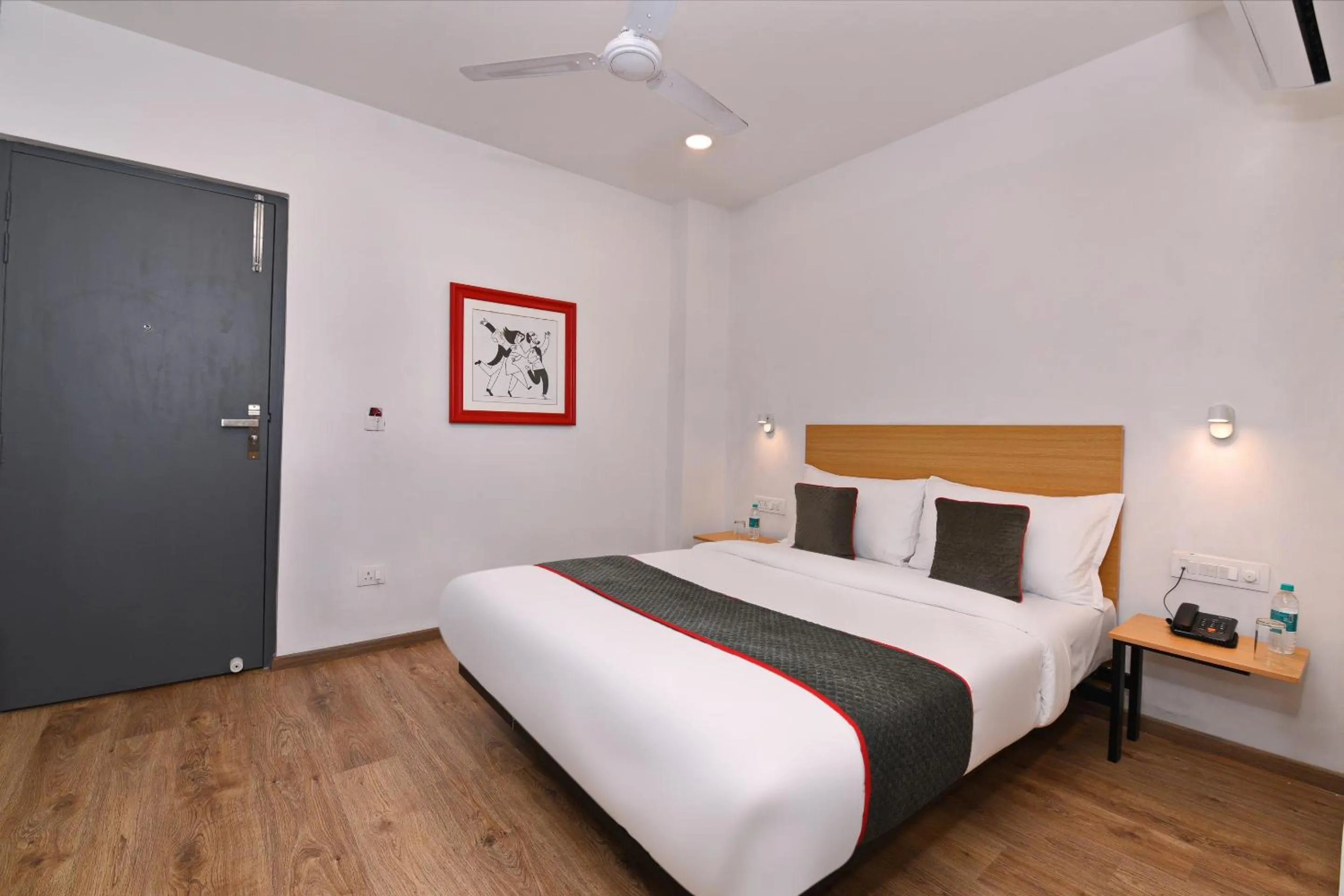 Bedroom in Super Townhouse Function Inn Near Chaudhary Charan Singh International Airport