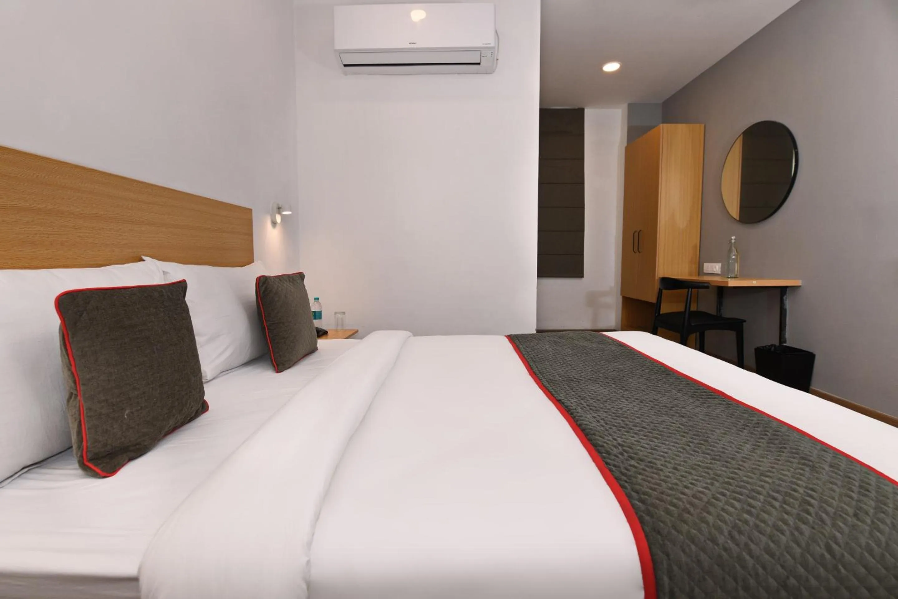 Bedroom in Super Townhouse Function Inn Near Chaudhary Charan Singh International Airport