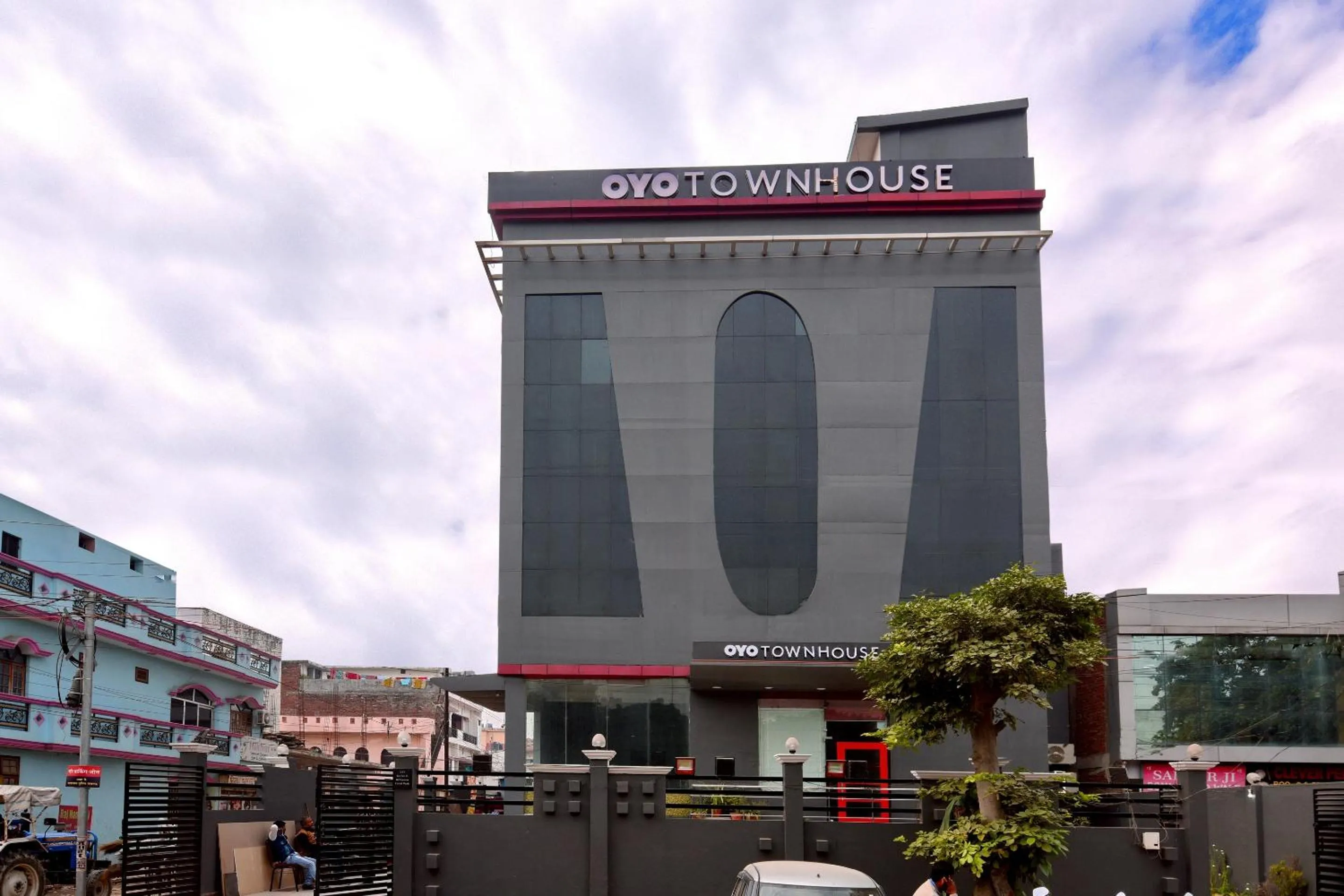 Facade/entrance in Super Townhouse Function Inn Near Chaudhary Charan Singh International Airport