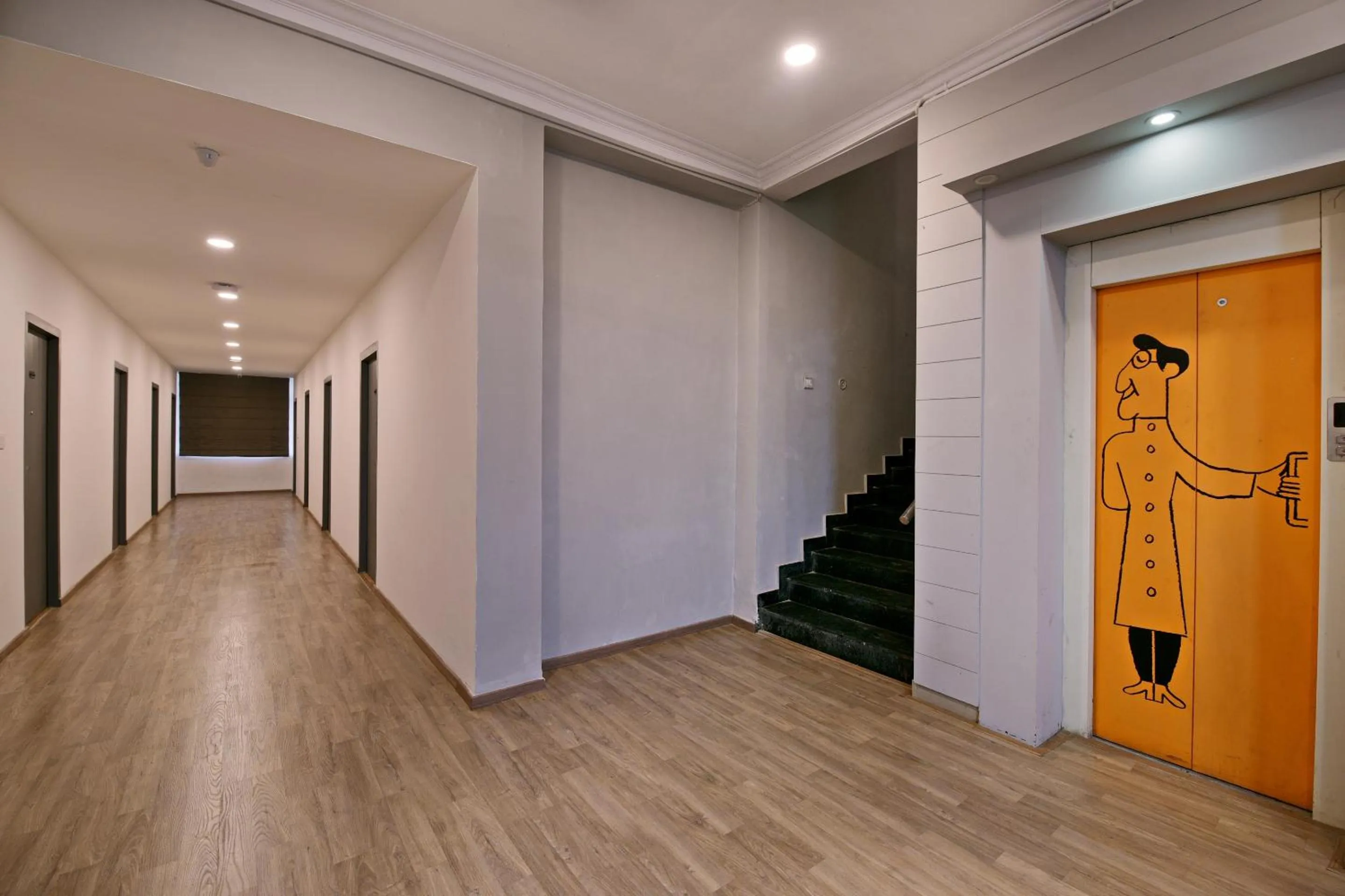 Lobby or reception in Super Townhouse Function Inn Near Chaudhary Charan Singh International Airport