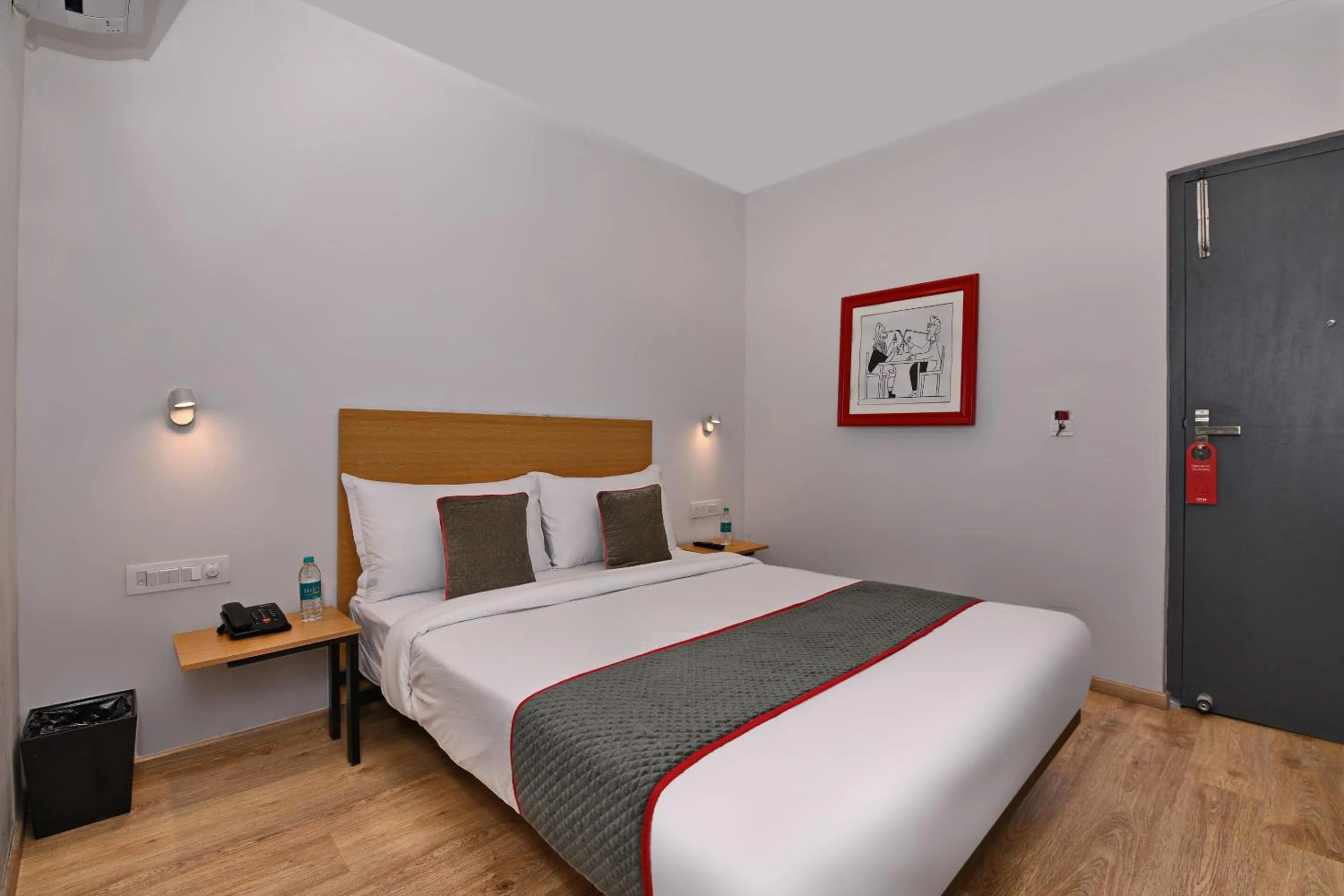 Bedroom in Super Townhouse Function Inn Near Chaudhary Charan Singh International Airport