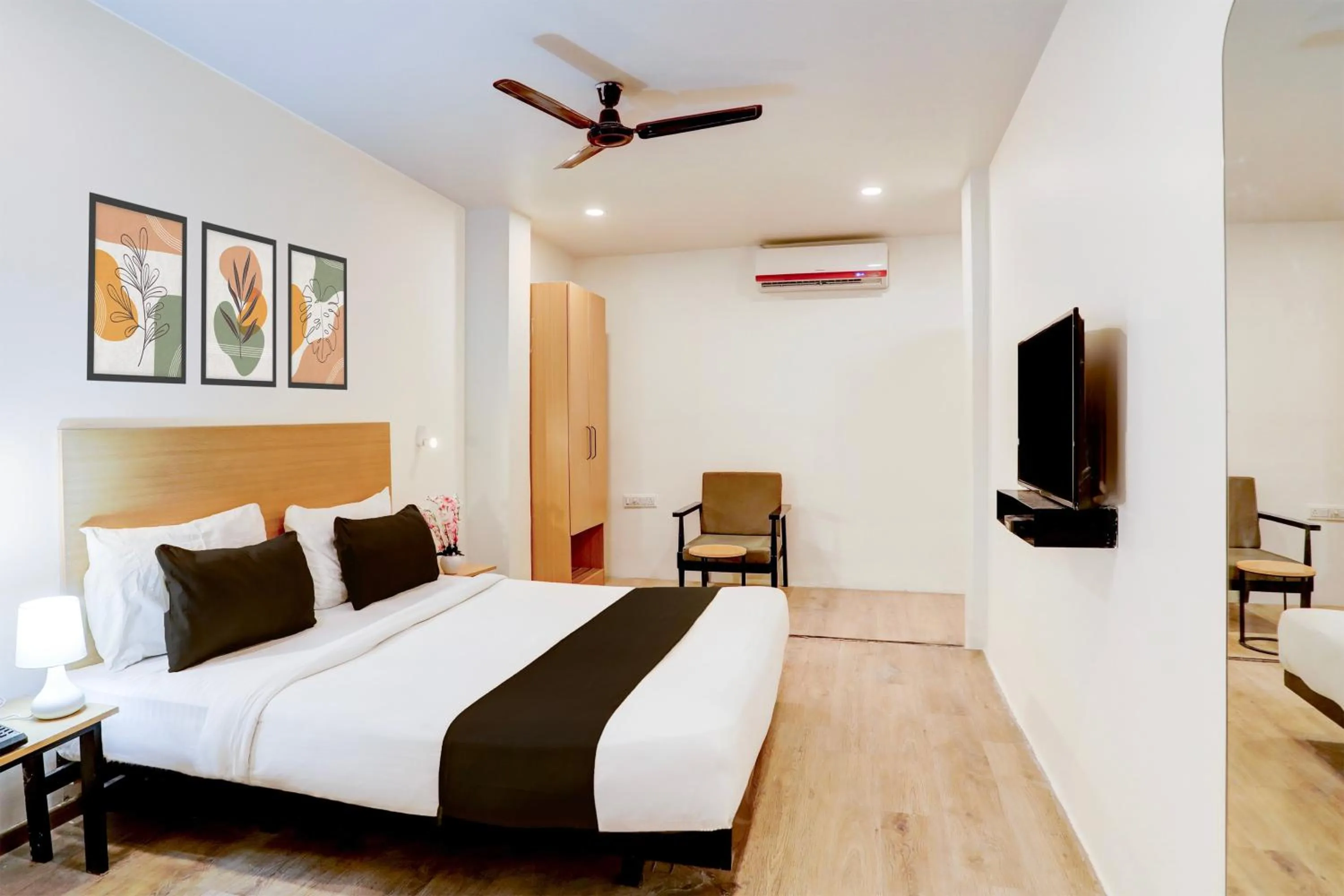 Bedroom, Bed in Super Townhouse Kalmana