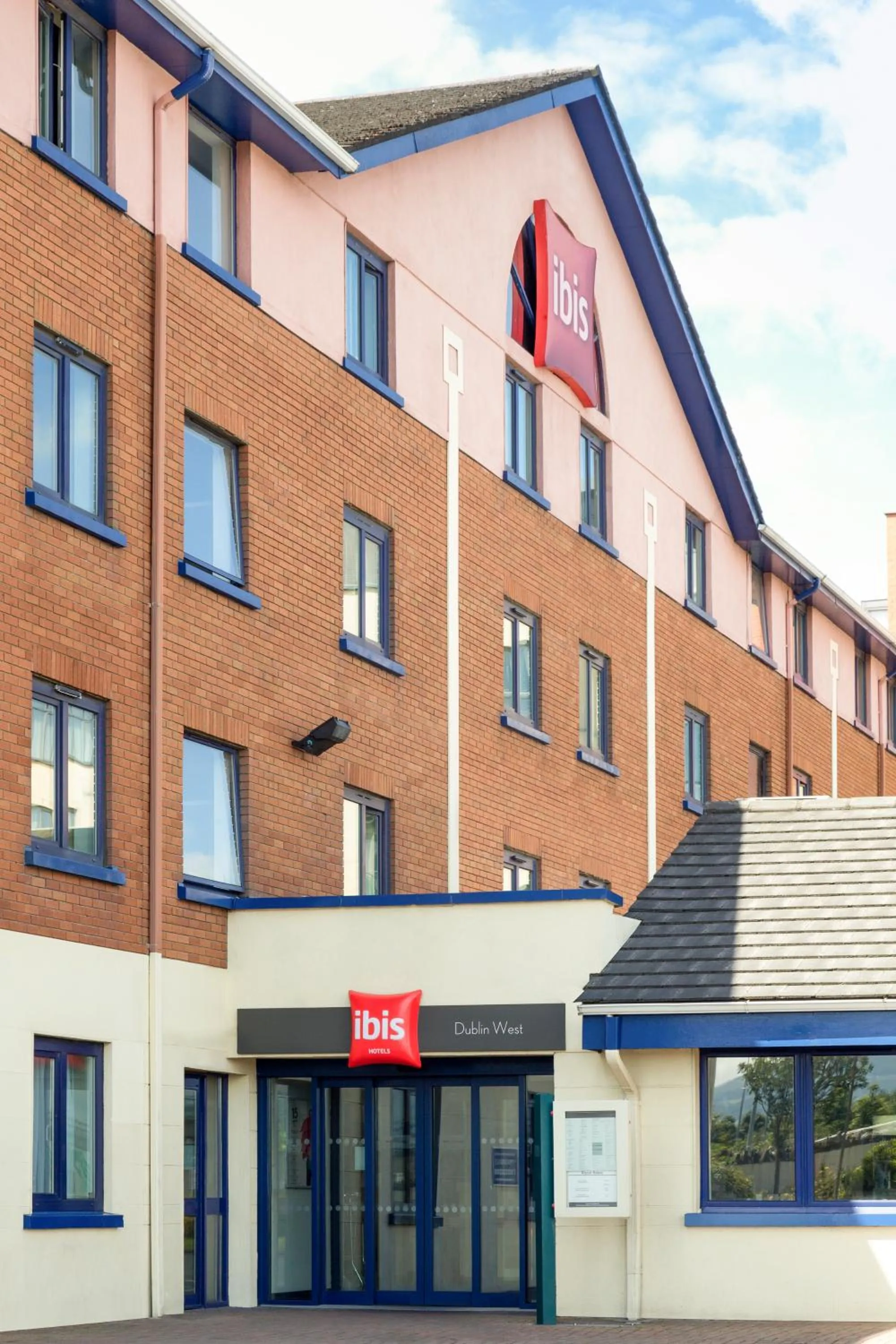 Property building, Facade/Entrance in Ibis Dublin Hotel