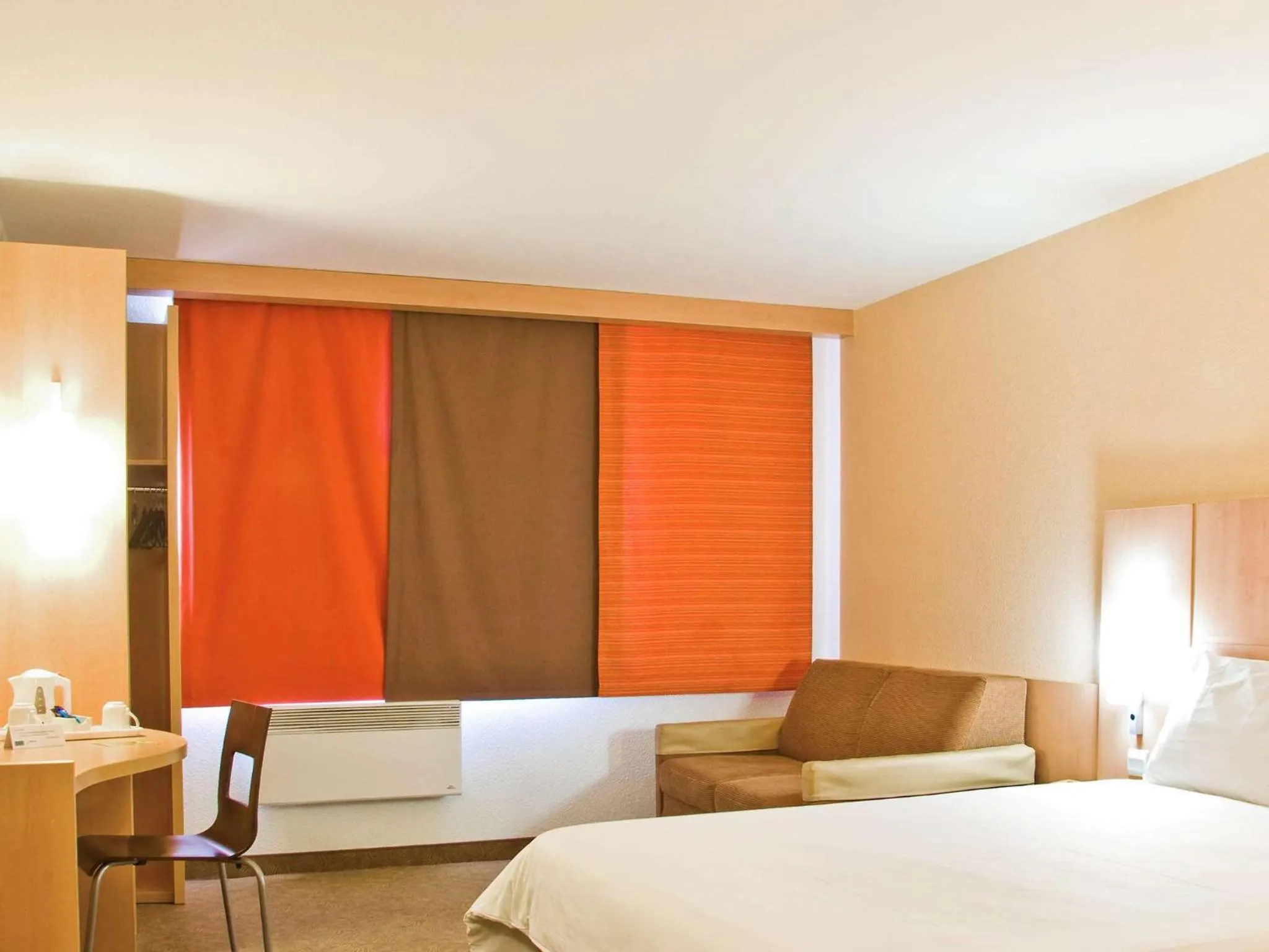 Photo of the whole room in Ibis Dublin Hotel