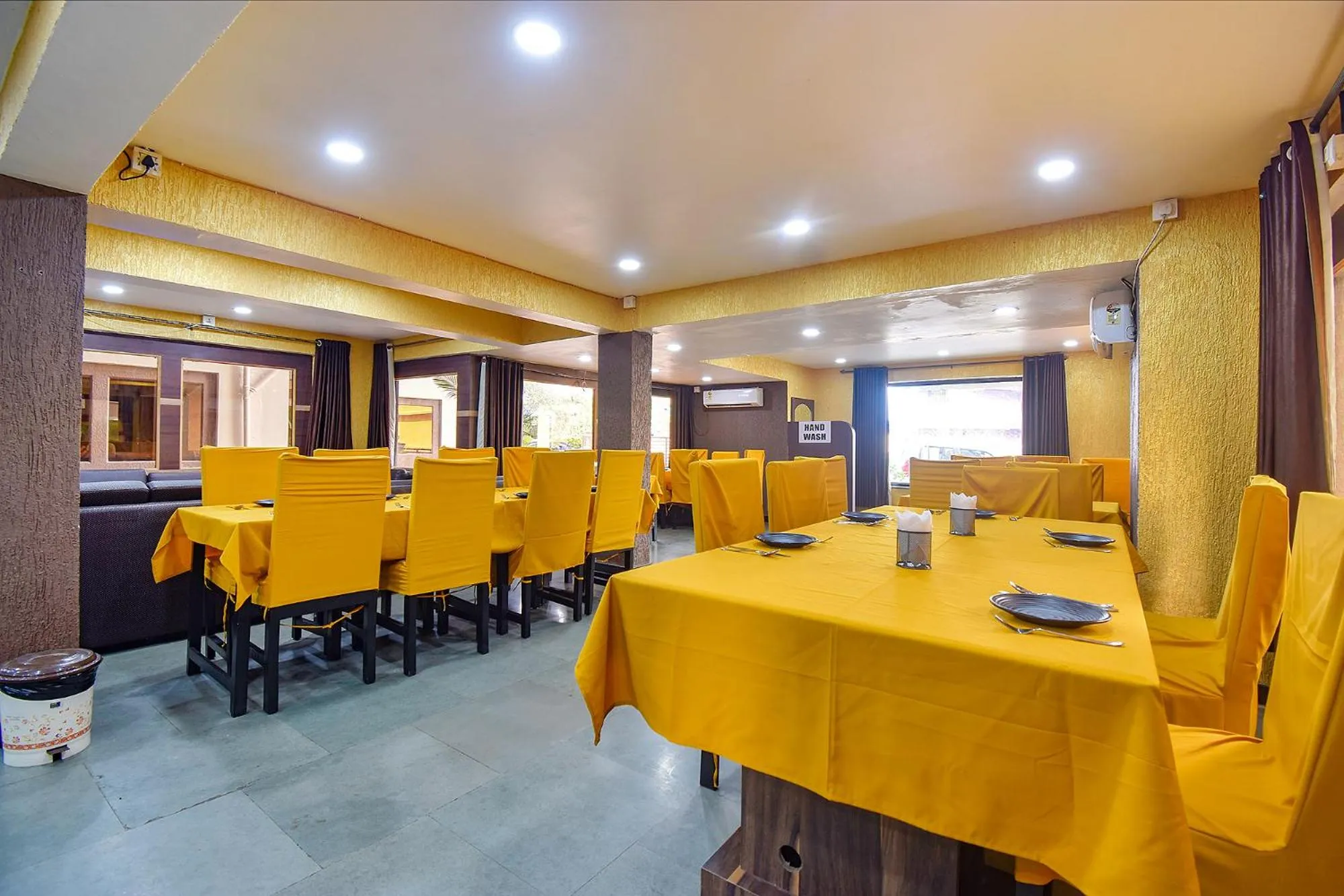 Restaurant/places to eat in FabHotel Ocean View Apartment - Dabolim