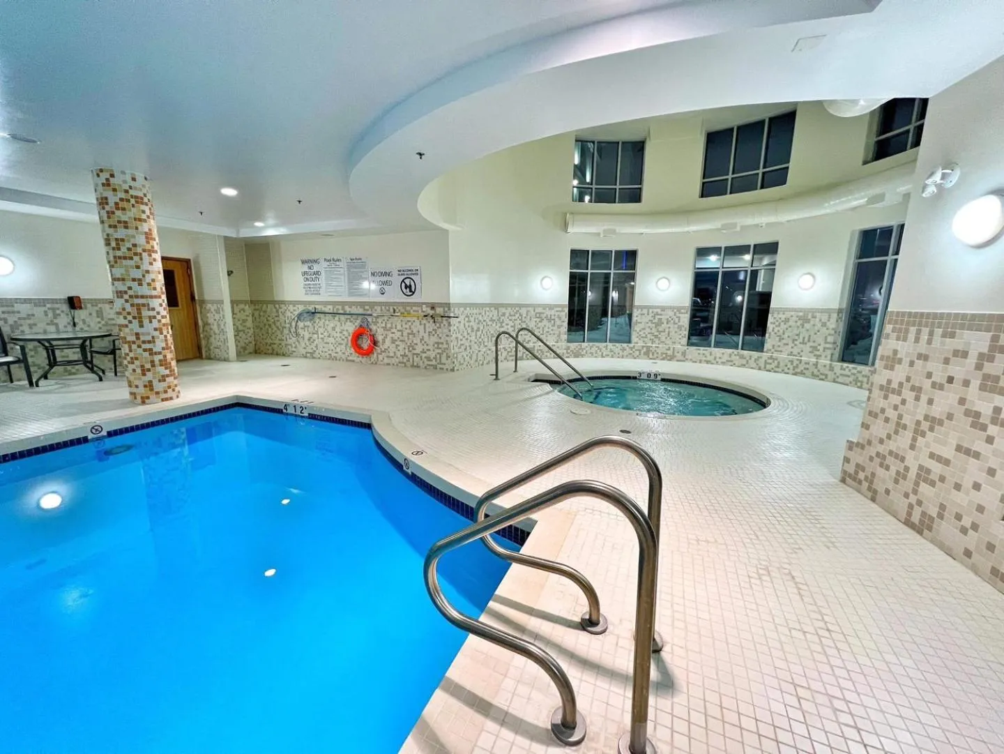 Swimming pool in Chateau Inn & Suites Bonnyville