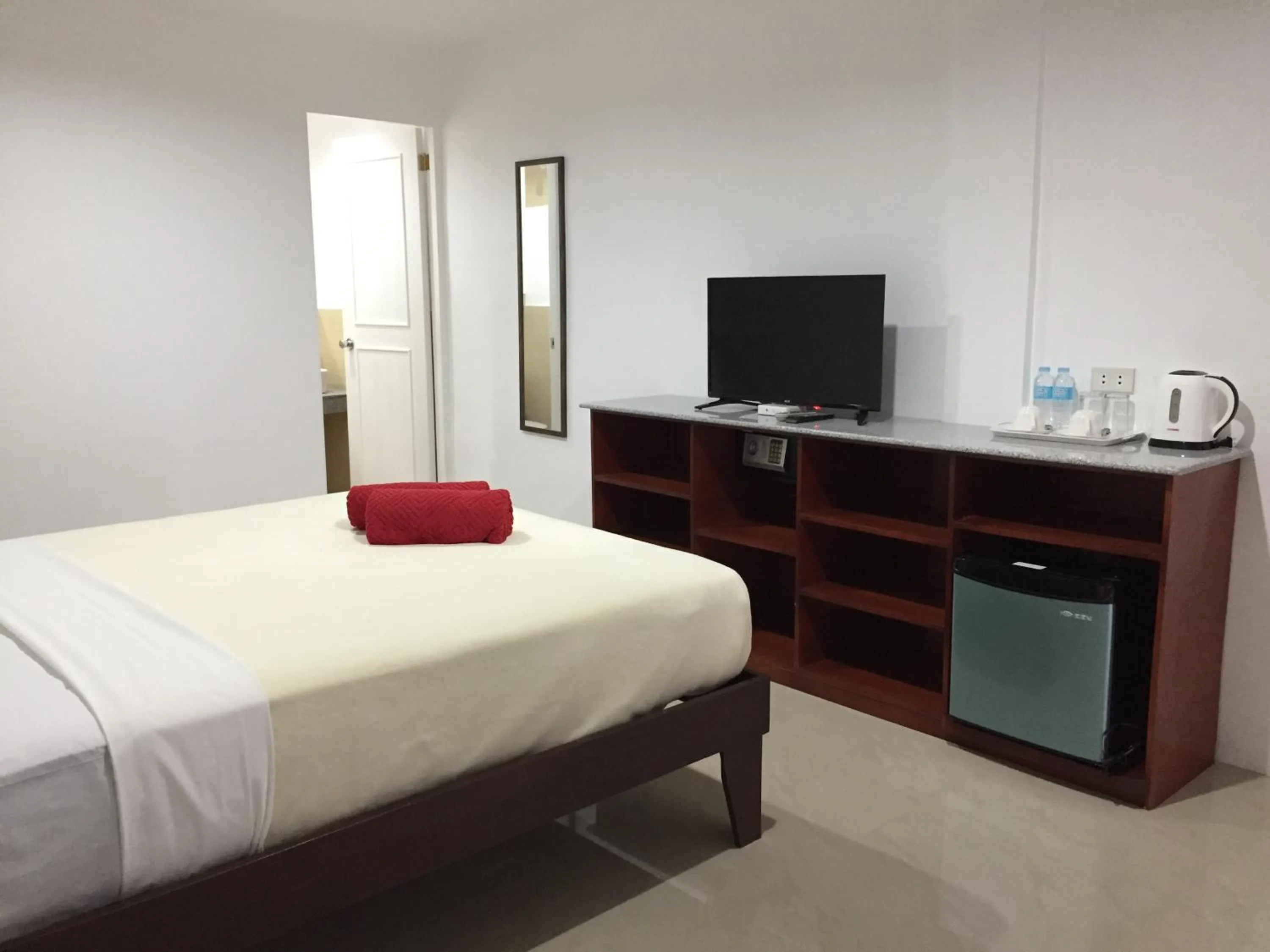 Bedroom, Bed in Heartland Hotel Serviced Rooms & Apartments.