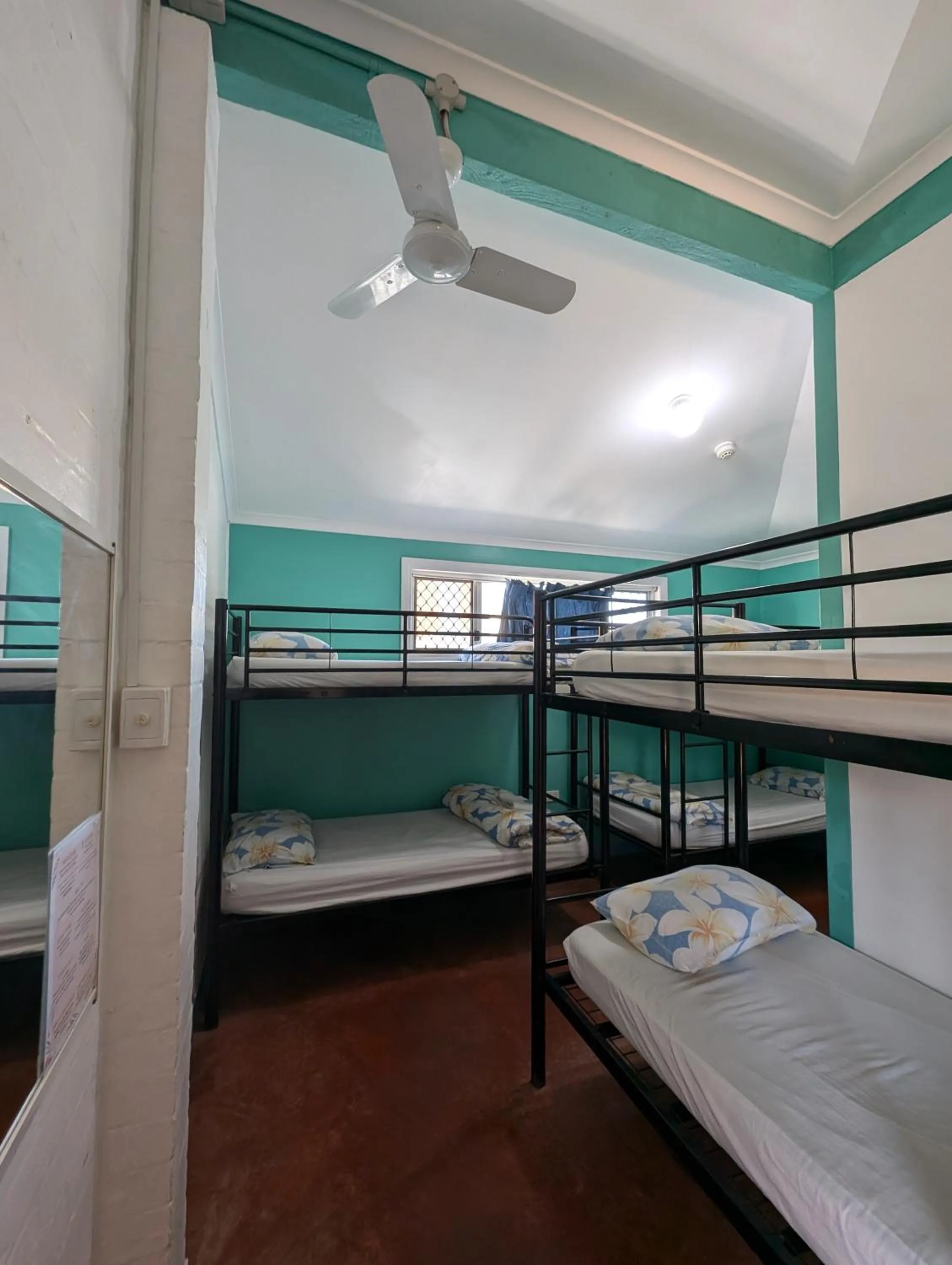 Photo of the whole room, Bed in Ozzie Pozzie Backpackers