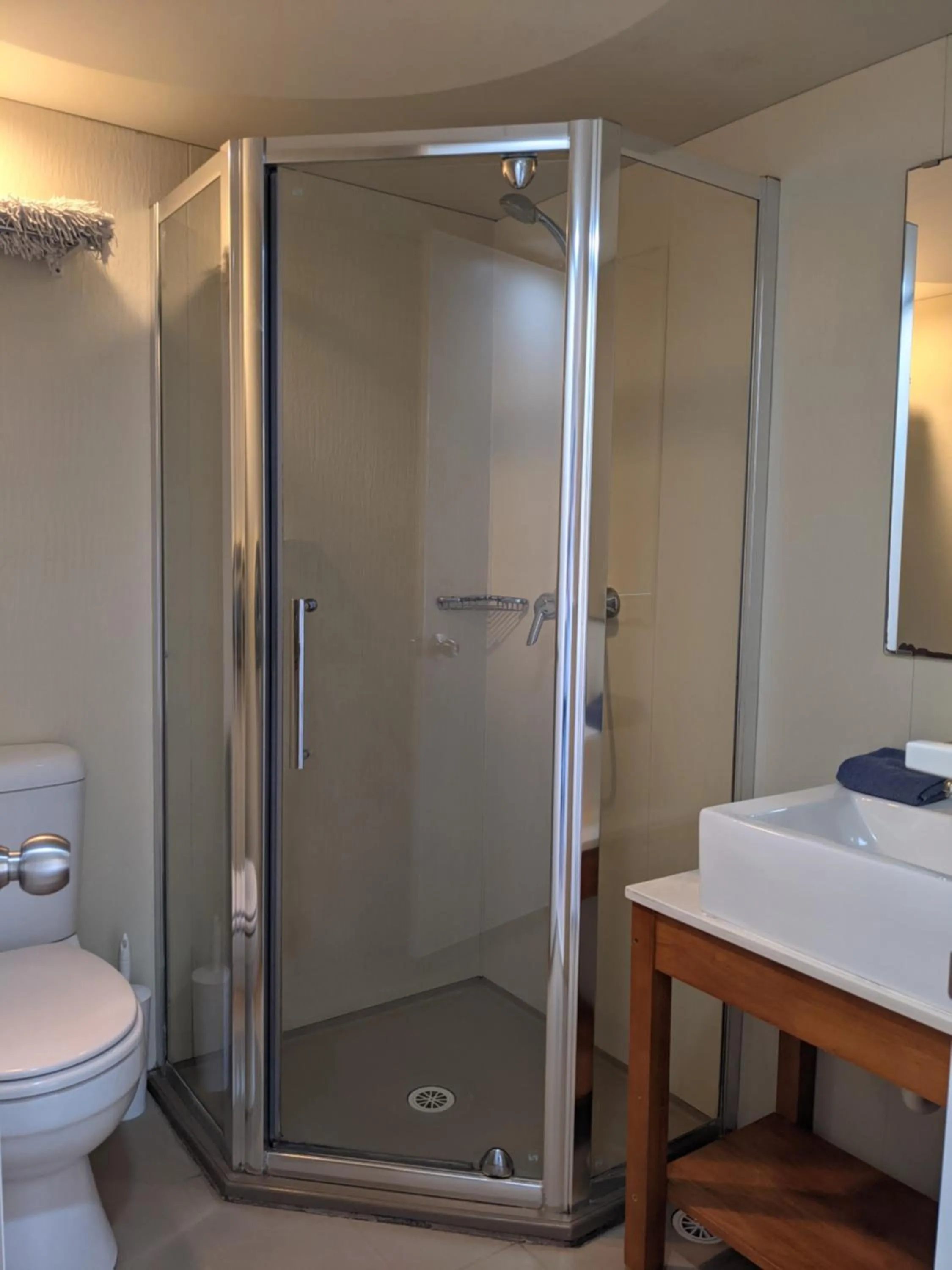 Bathroom in Ozzie Pozzie Backpackers