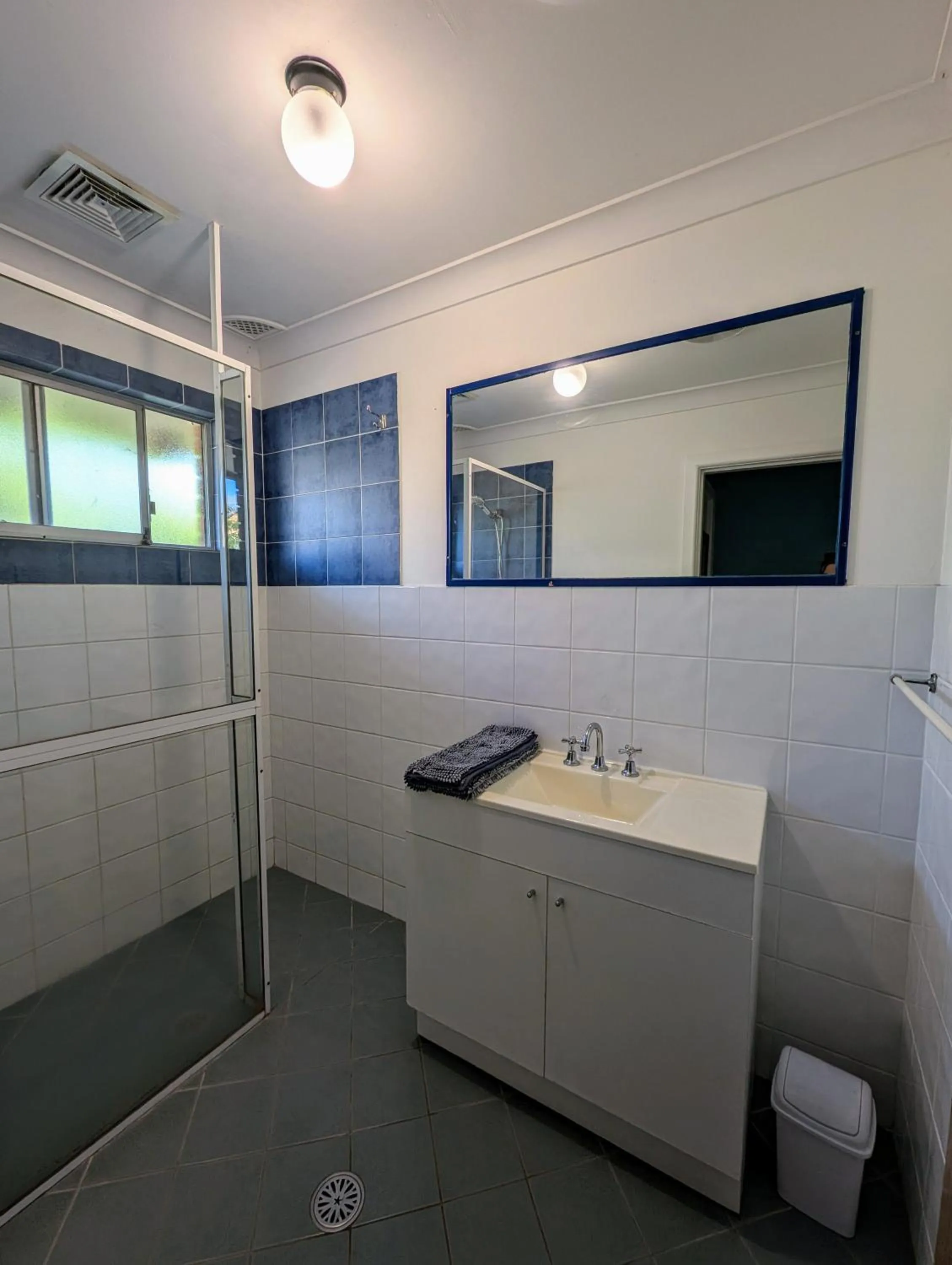 Bathroom in Ozzie Pozzie Backpackers