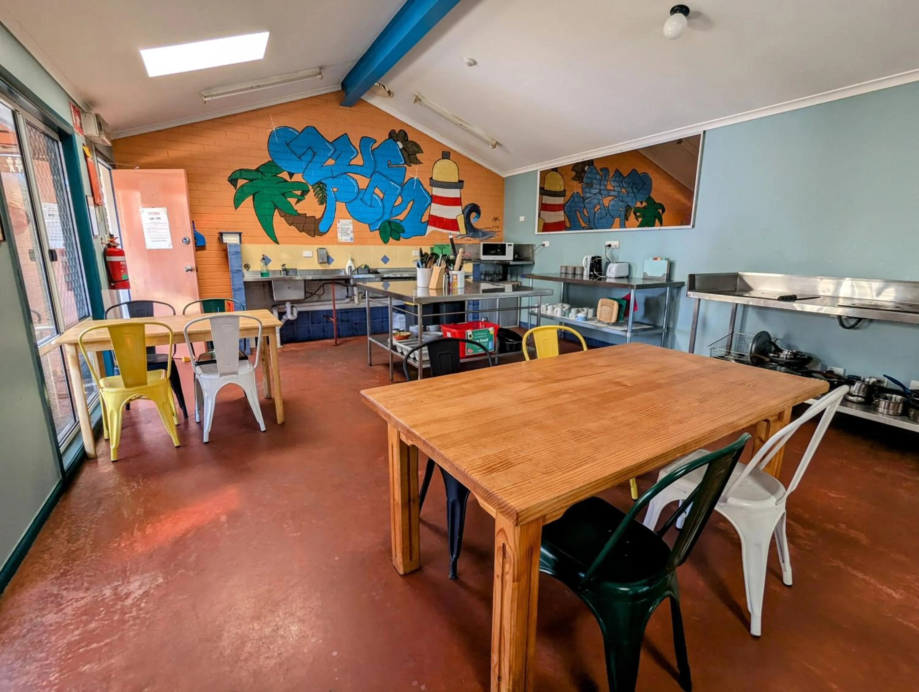 Communal kitchen in Ozzie Pozzie Backpackers