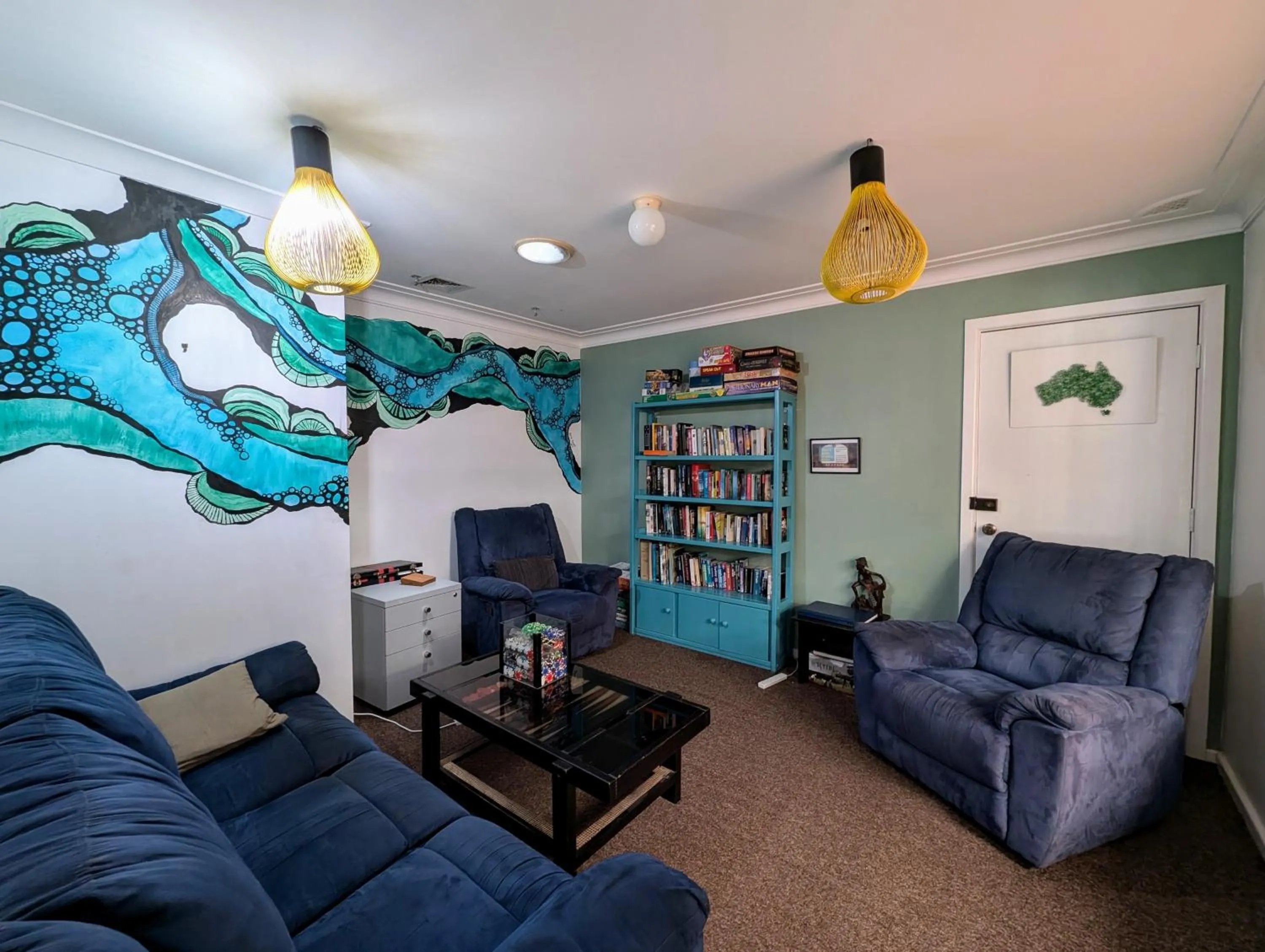 Library in Ozzie Pozzie Backpackers