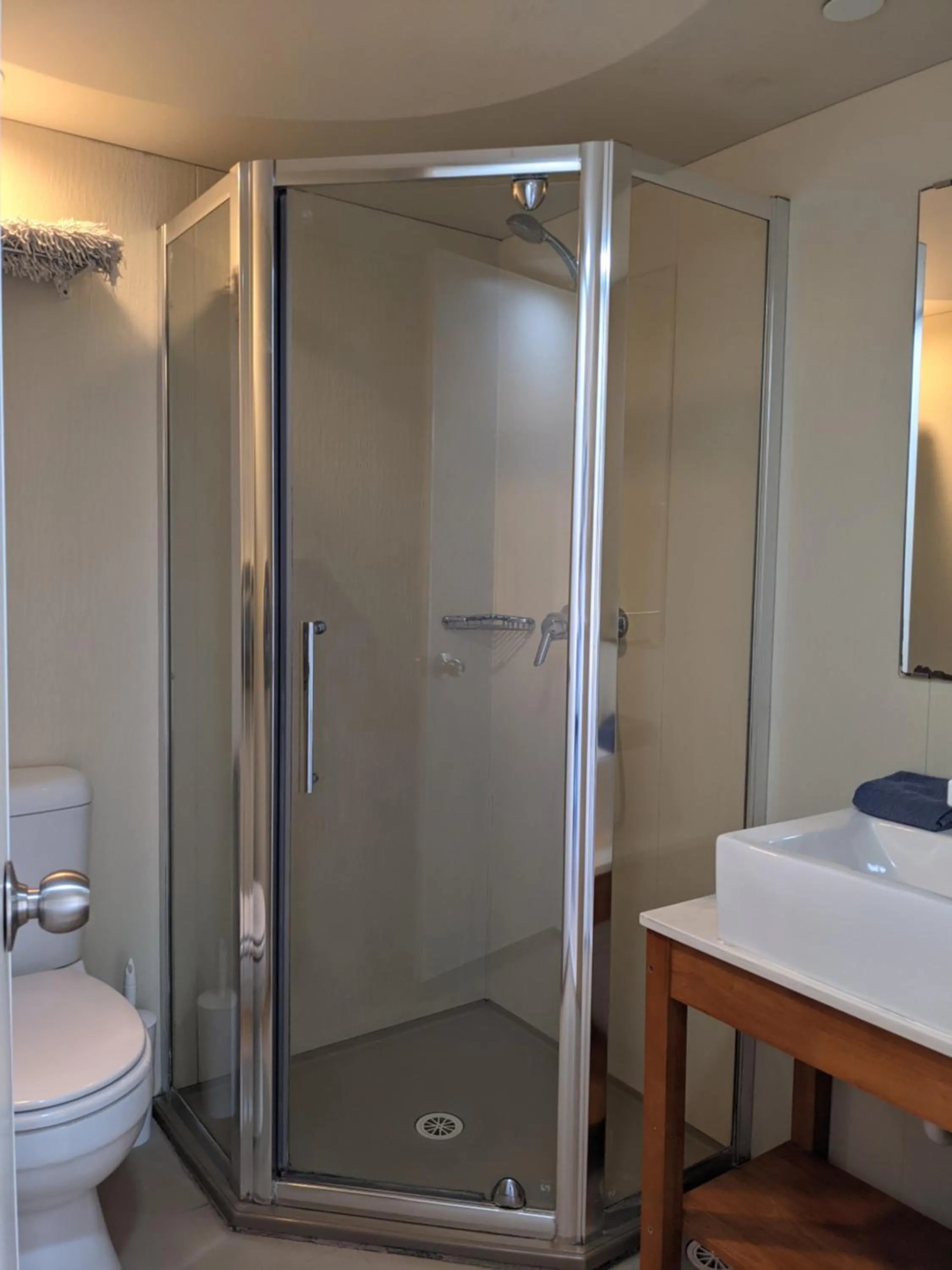 Bathroom in Ozzie Pozzie Backpackers