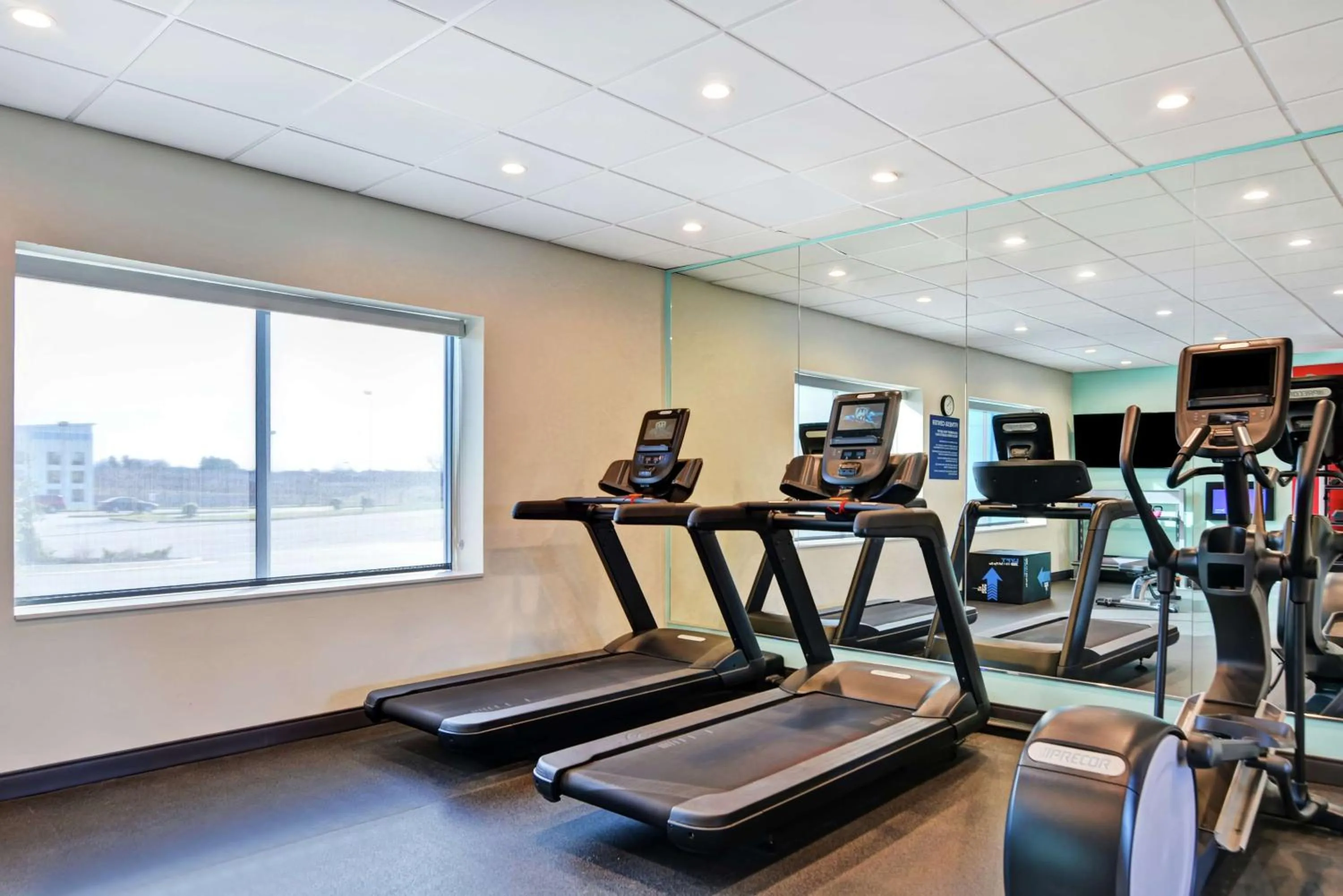 Fitness centre/facilities in Tru By Hilton Richmond