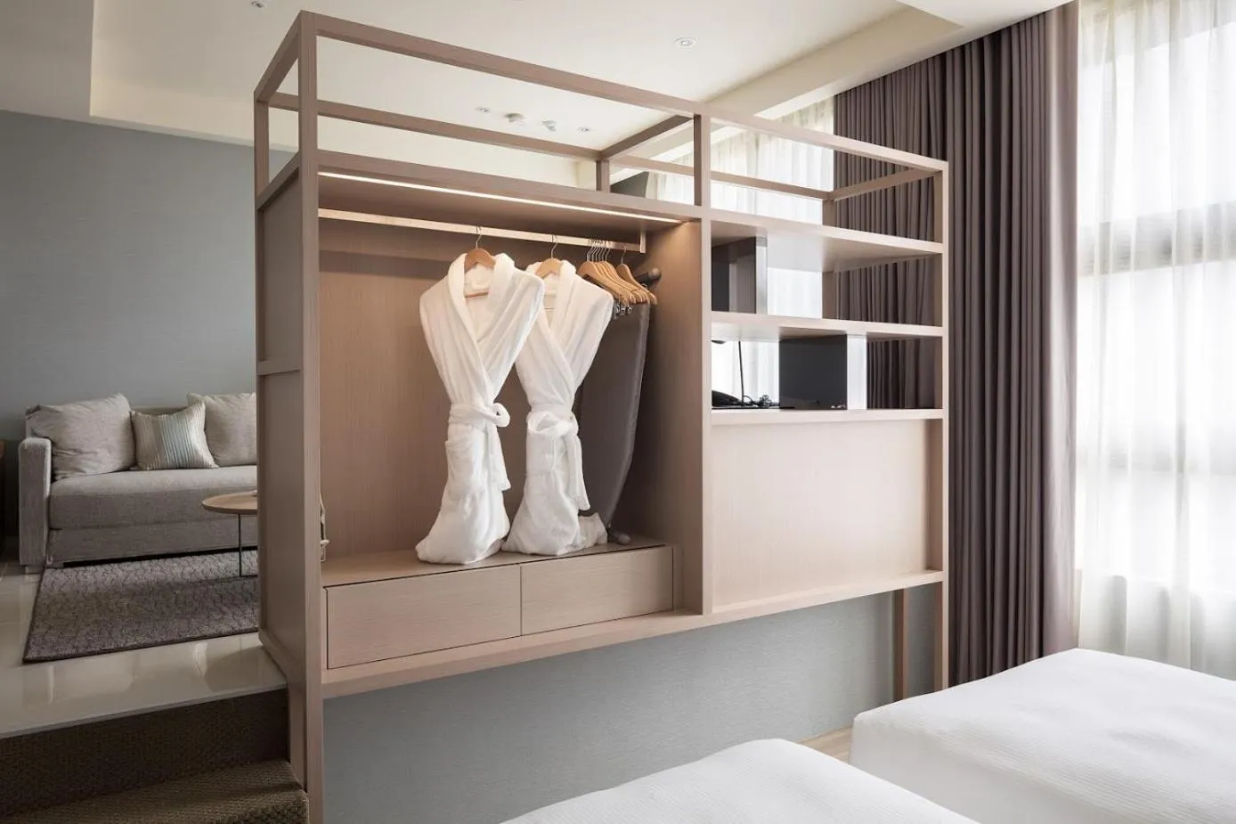 wardrobe, Bed in Jolley Hotel