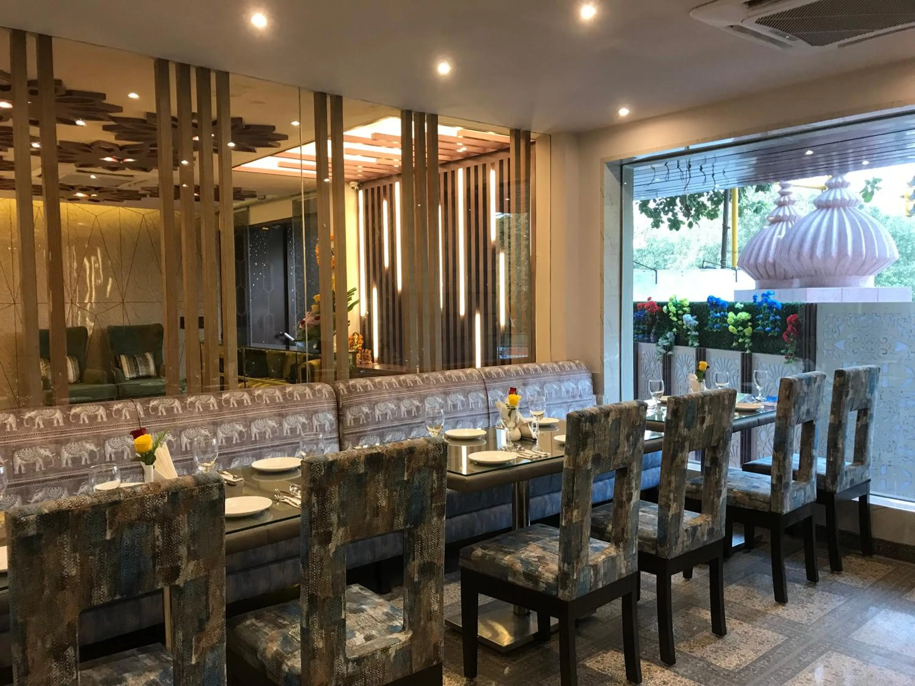 Restaurant/places to eat in JRD Pride-Business Hotel