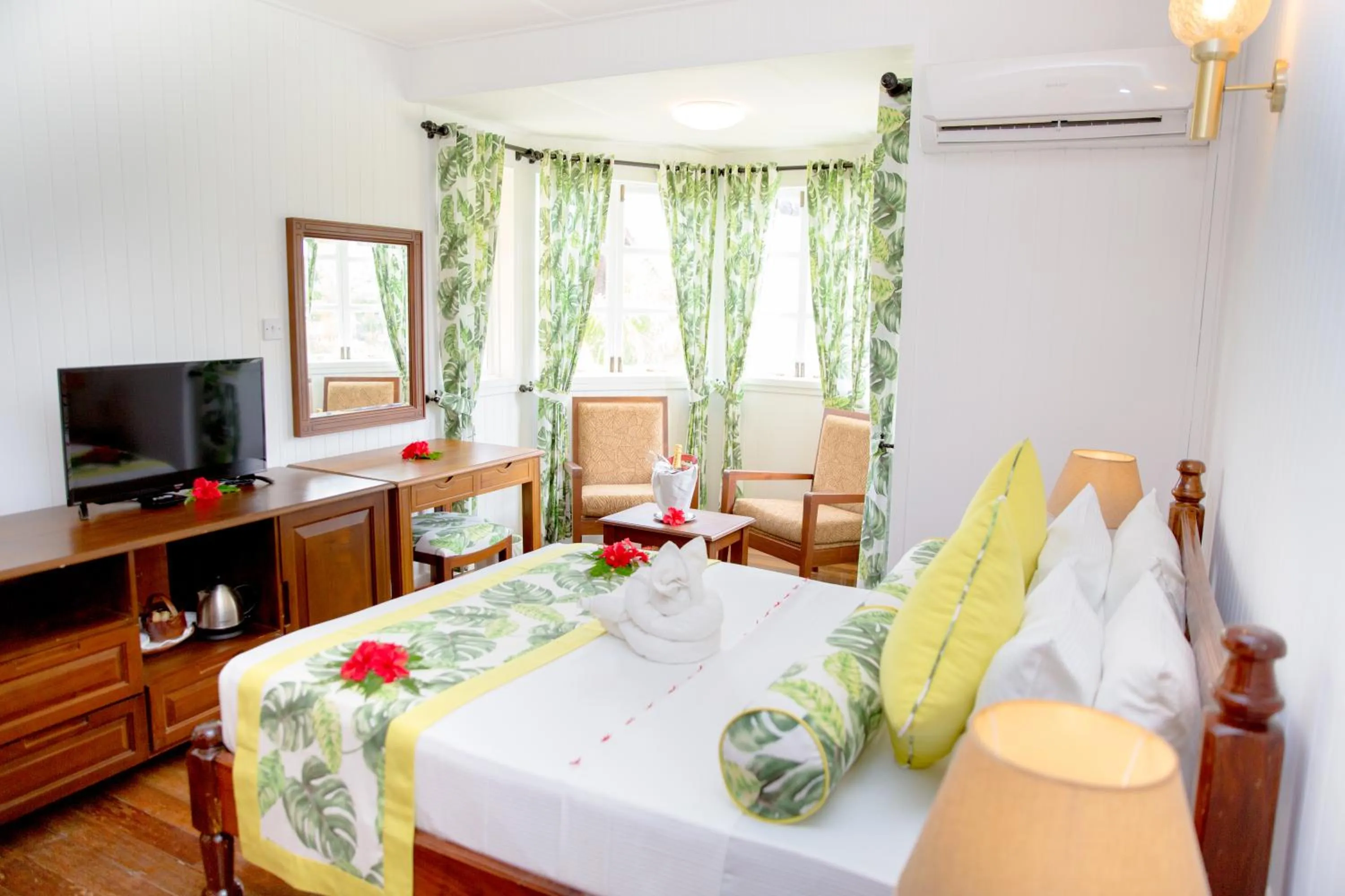 Bed in La Digue Island Lodge