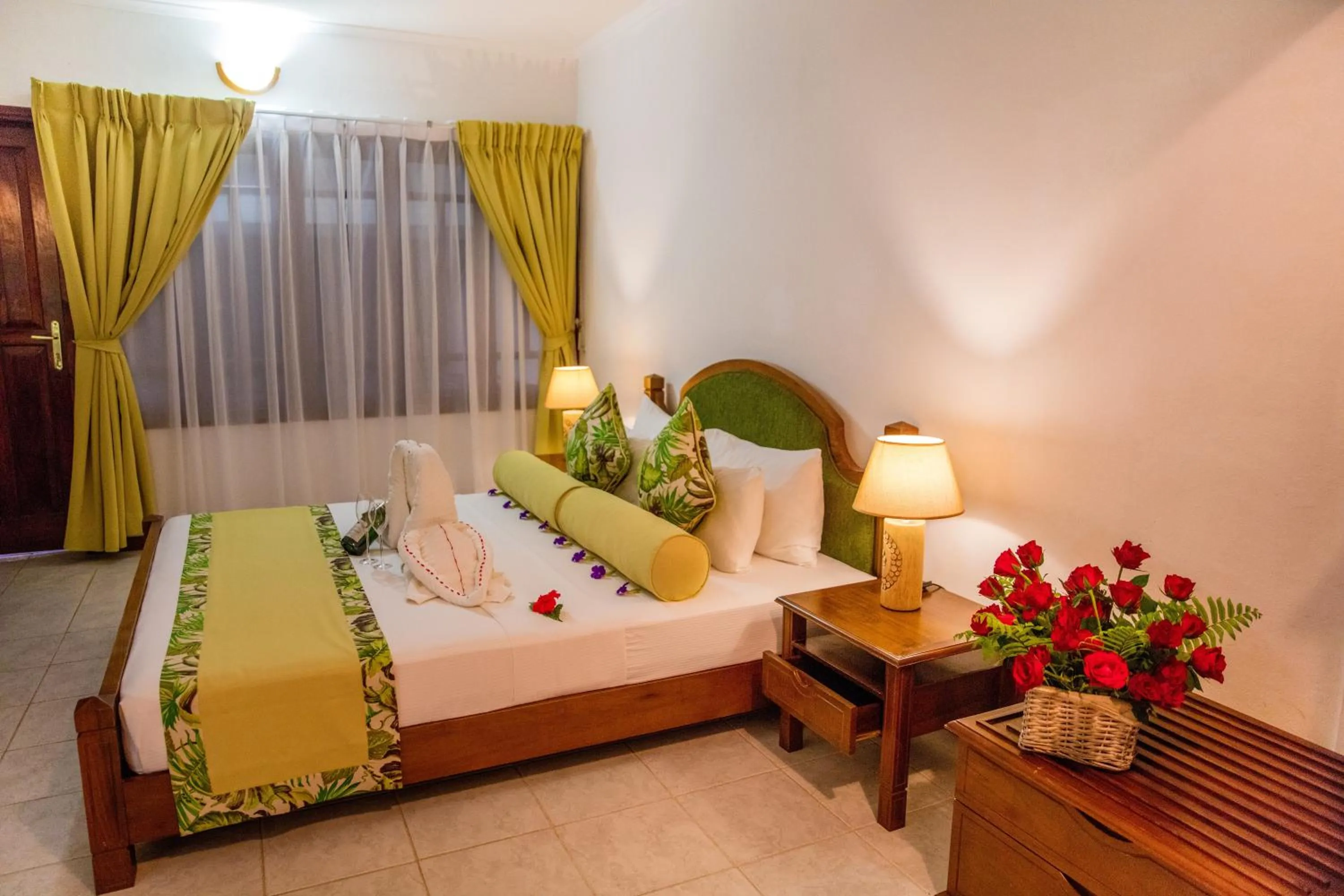 Bed in La Digue Island Lodge