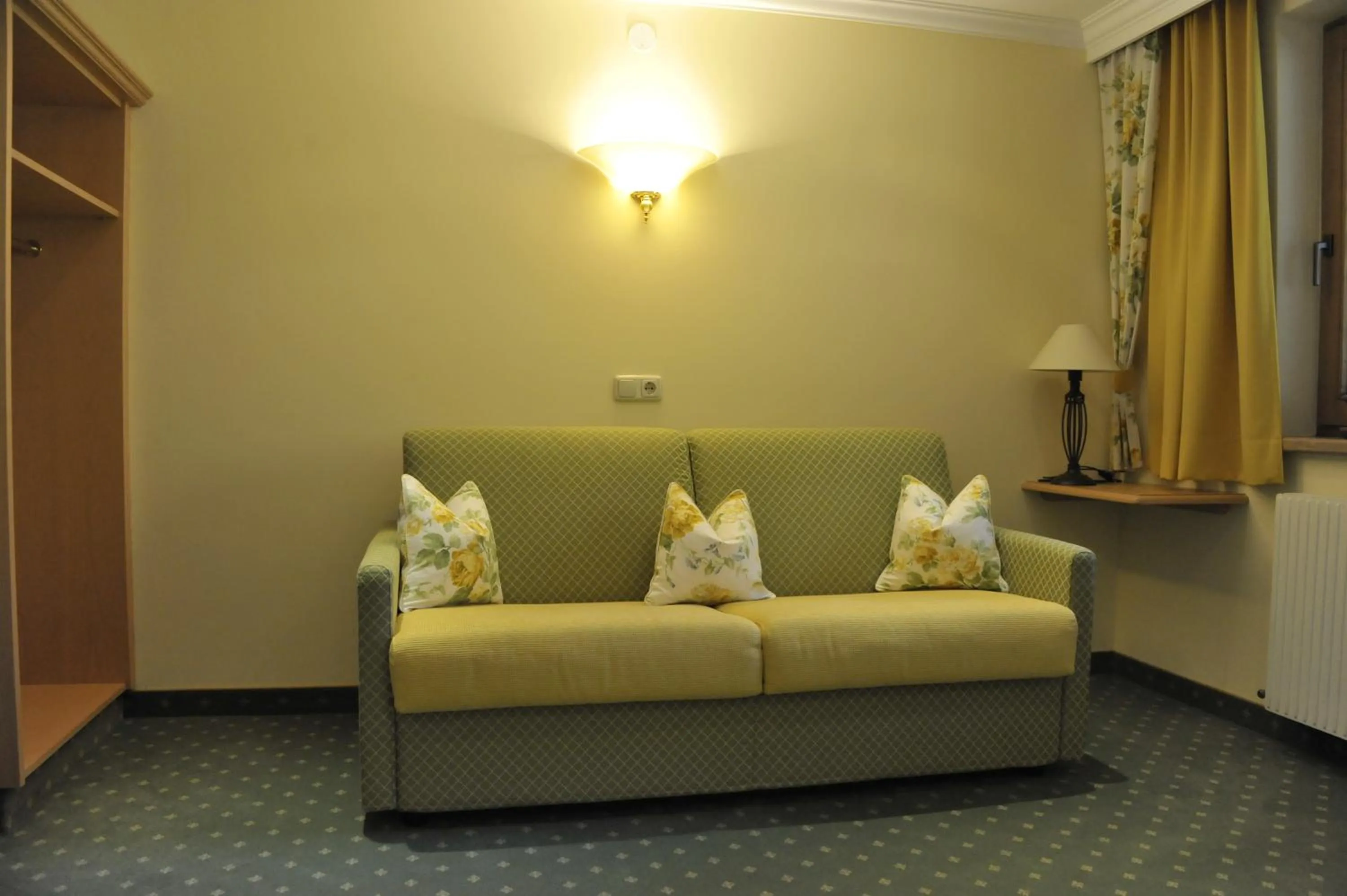Seating area, Bed in Hotel Garni Erler