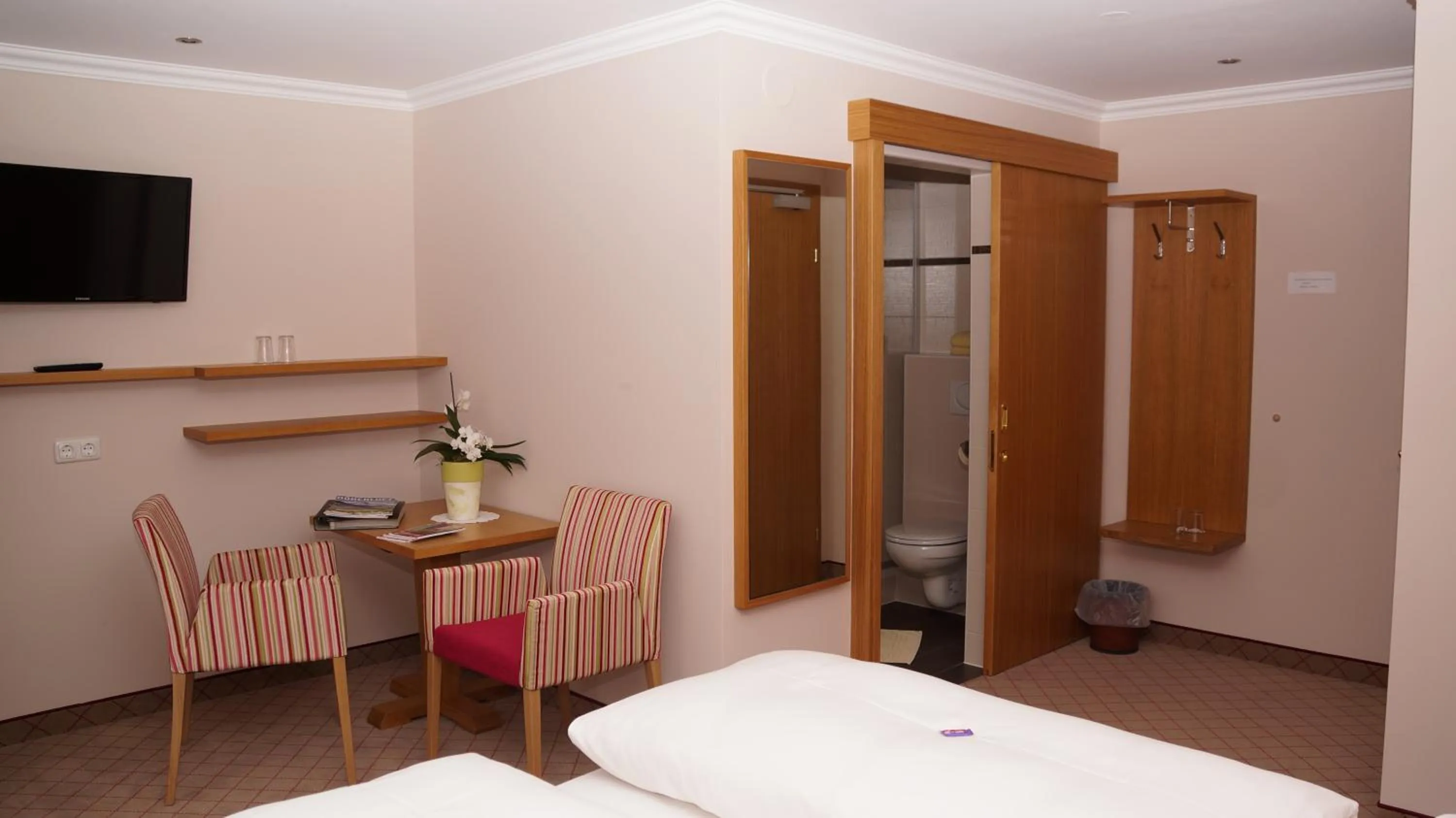 Seating area, Bed in Hotel Garni Erler