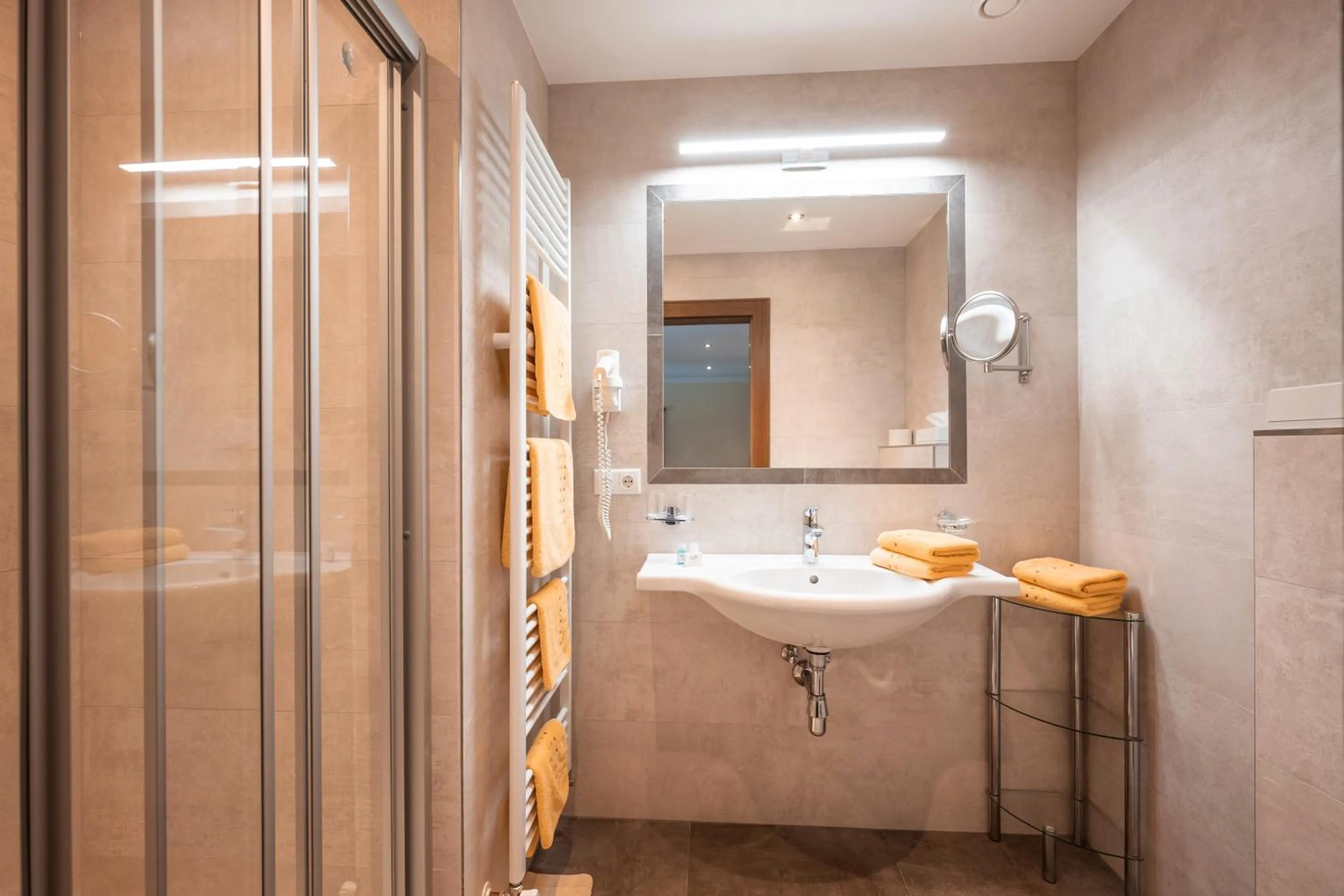 Bathroom in Hotel Garni Erler