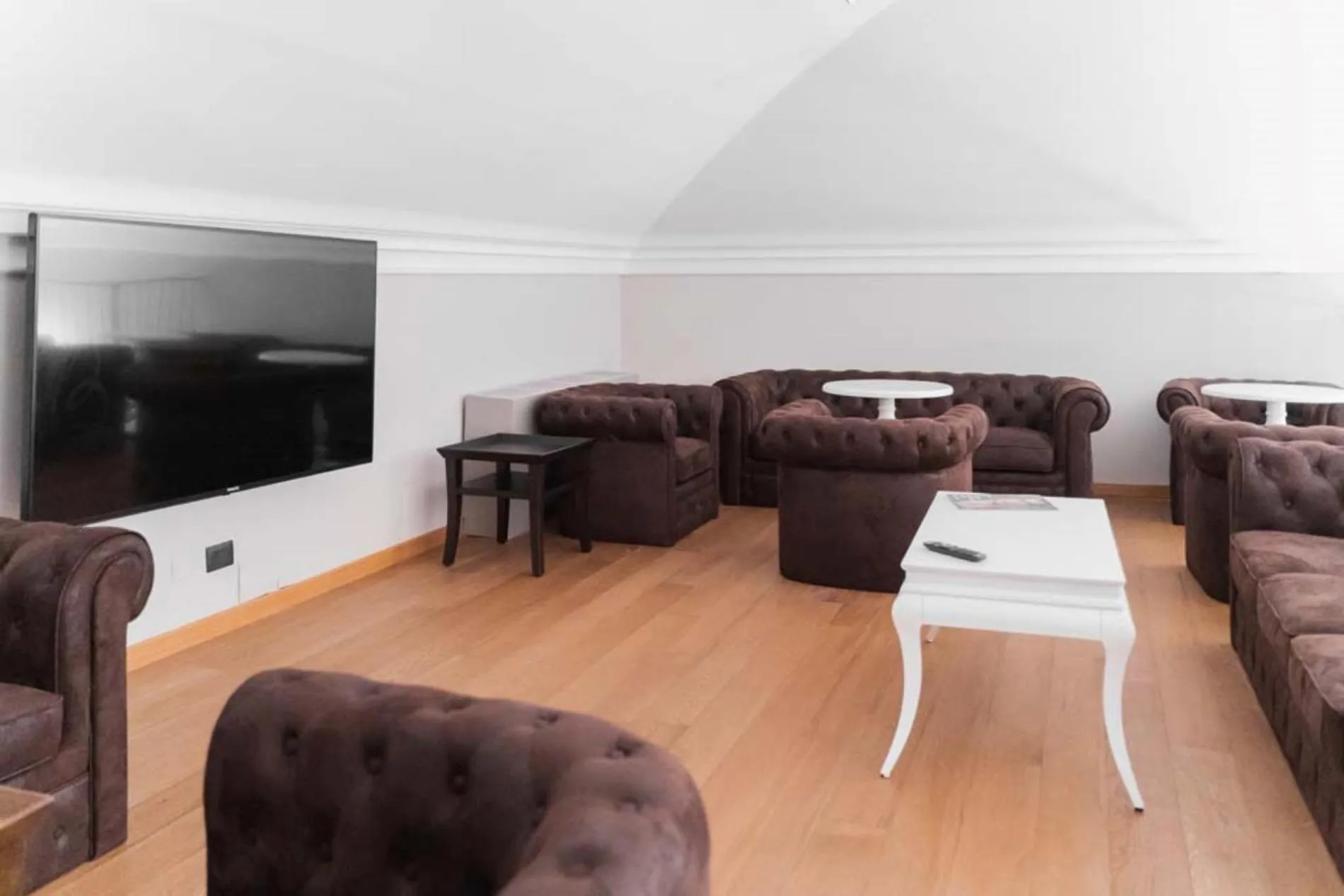 Communal lounge/ TV room in Hotel De Ville