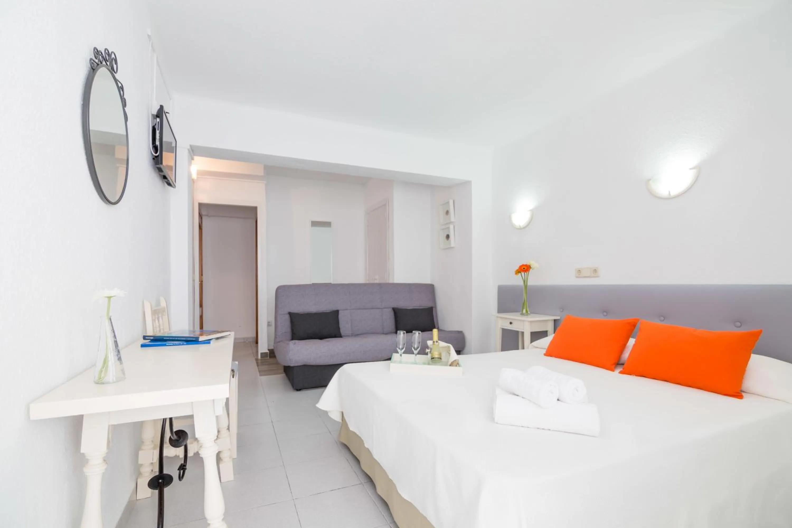 Photo of the whole room, Bed in Garau Petit Hotel