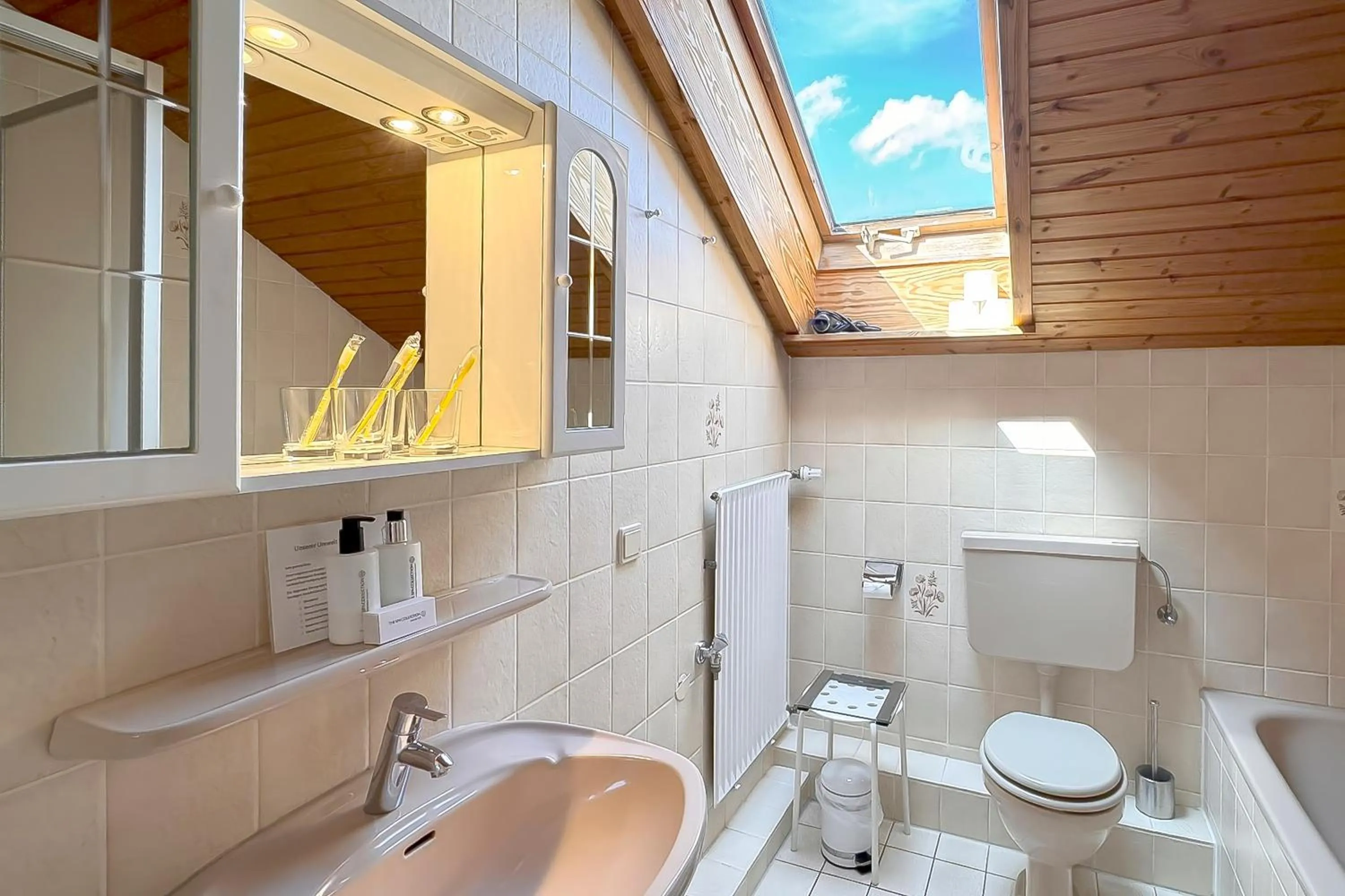 Bathroom in Haus Roseneck mit gratis Zugang zur Jod-Sole-Therme
