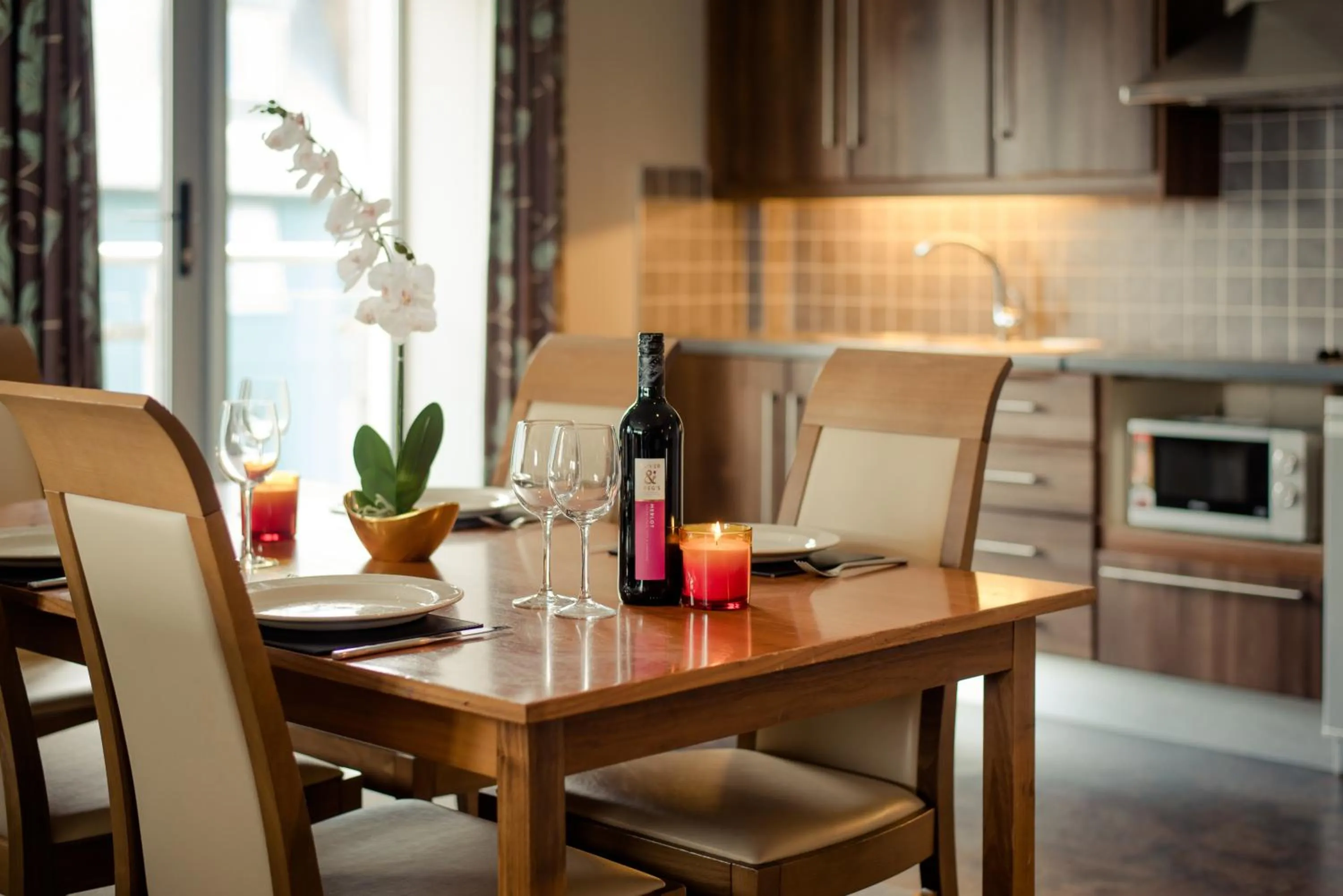 Kitchen or kitchenette in Scott's Hotel