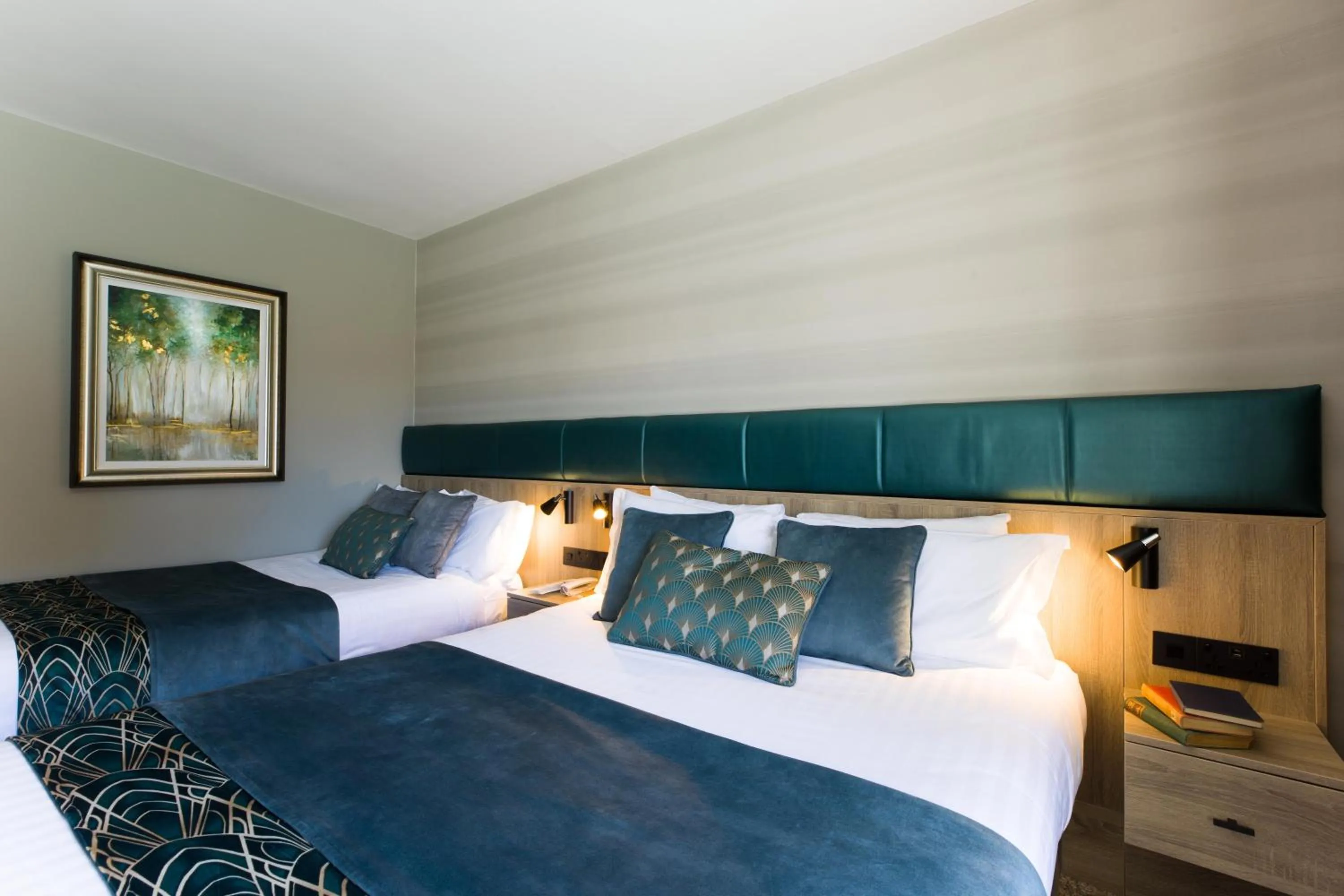 Property building, Bed in Scott's Hotel