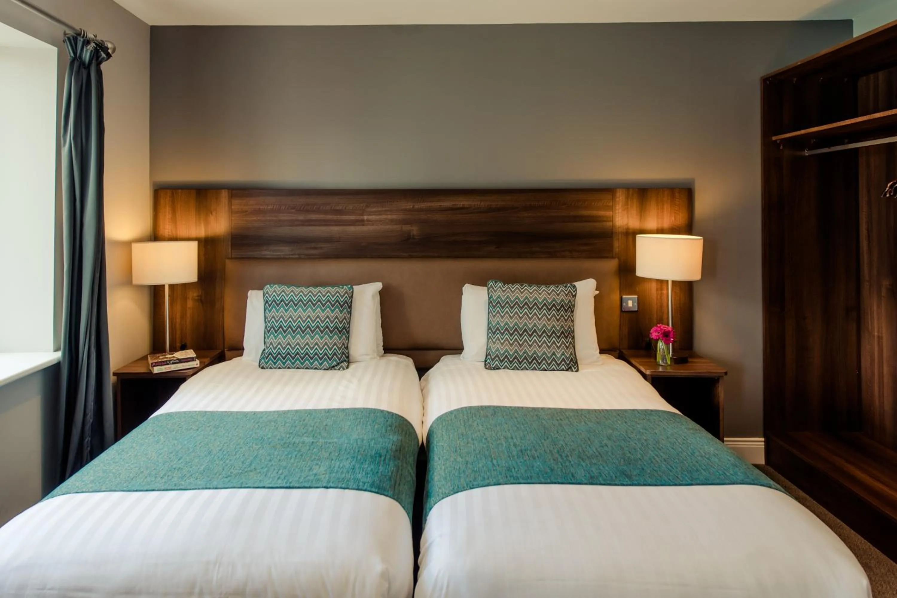 Bedroom, Bed in Scott's Hotel