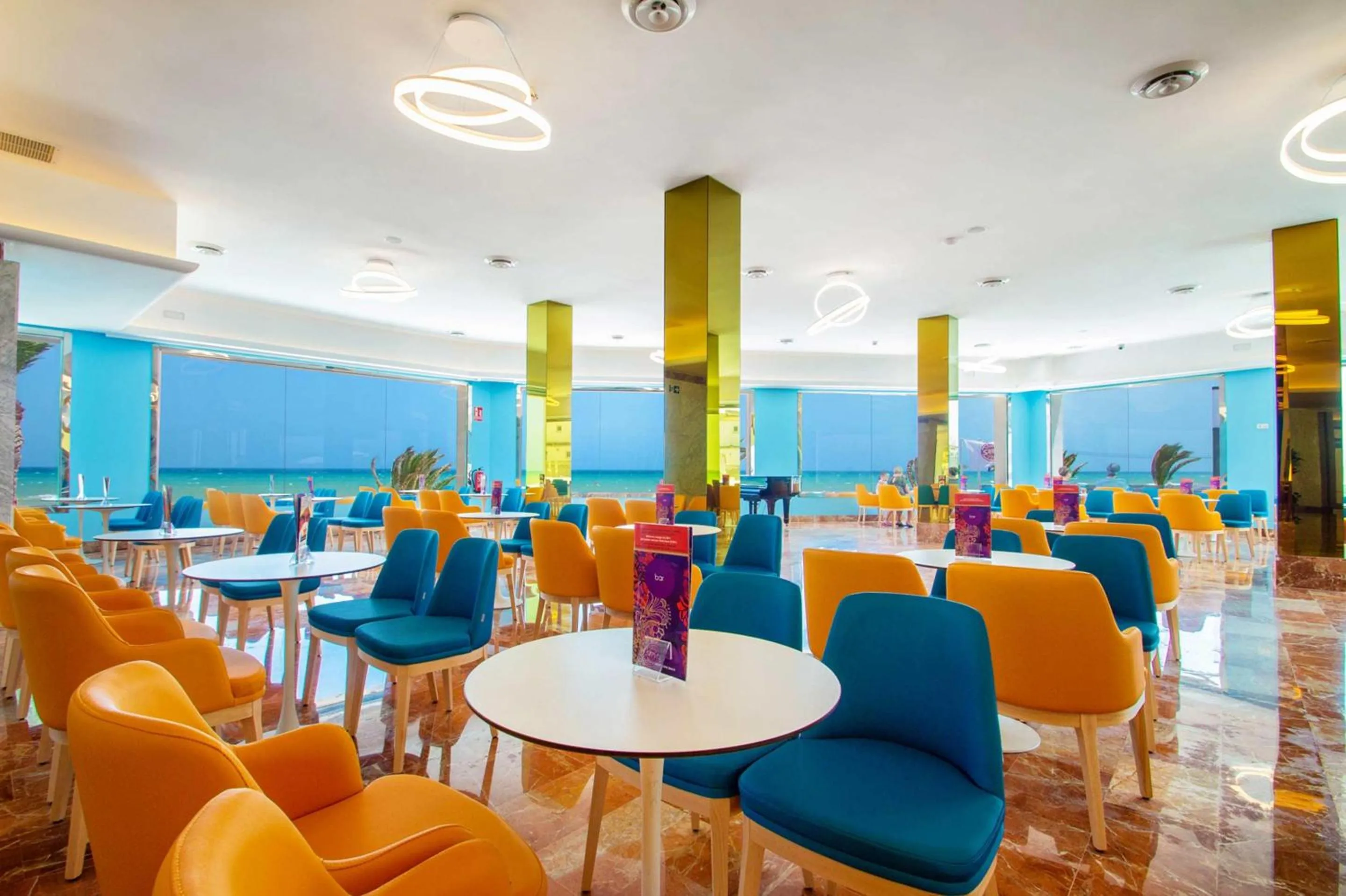Lounge or bar in Hotel Servigroup Koral Beach 4 Sup