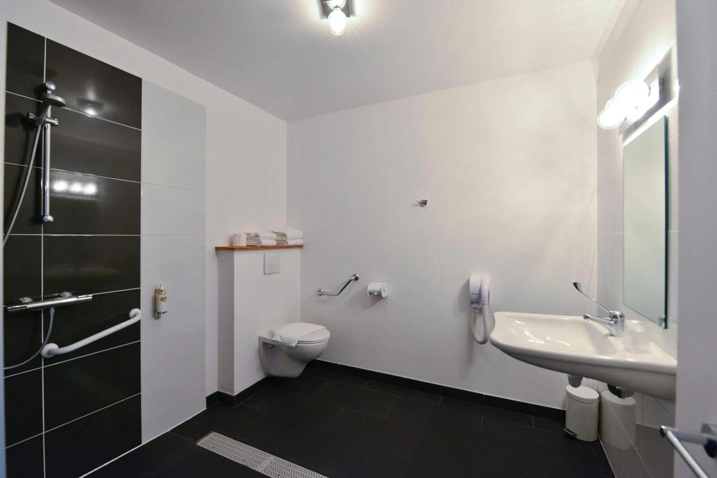 Photo of the whole room in Accostage Hôtel Plage de la Concurrence