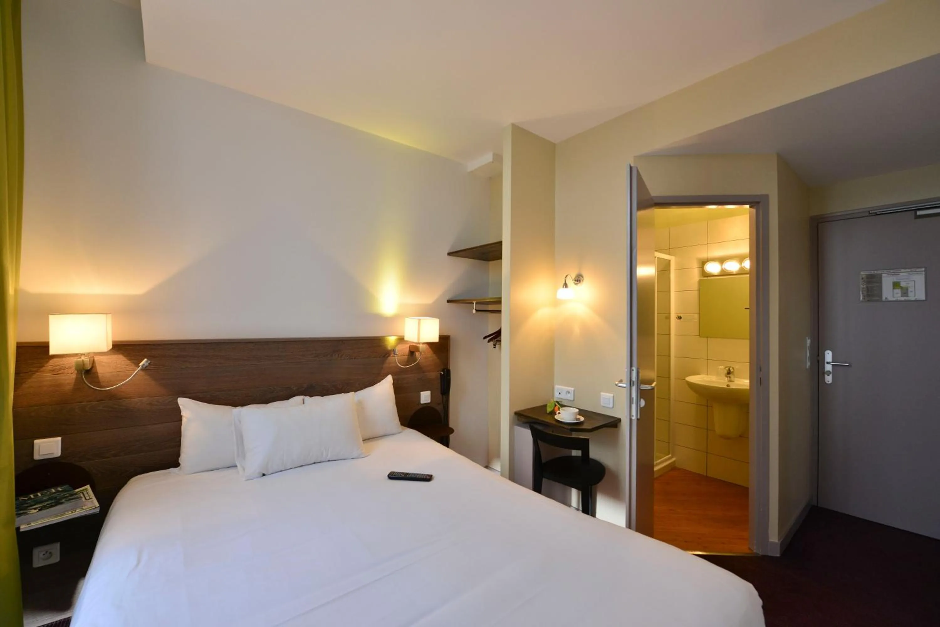 Photo of the whole room, Bed in Accostage Hôtel Plage de la Concurrence
